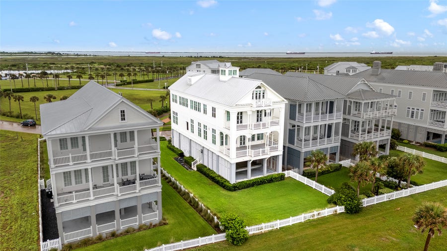 Property photo for 2425 E Seaside Drive, Galveston, TX