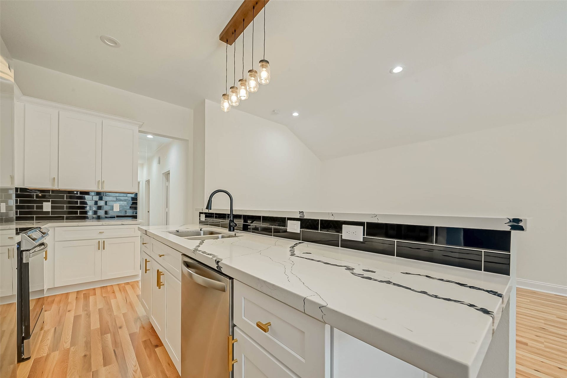 4934 Malmedy Unit Road, #A/B, Houston, TX 77033 4934 Malmedy Unit Road, #A/B, Houston, TX 77033