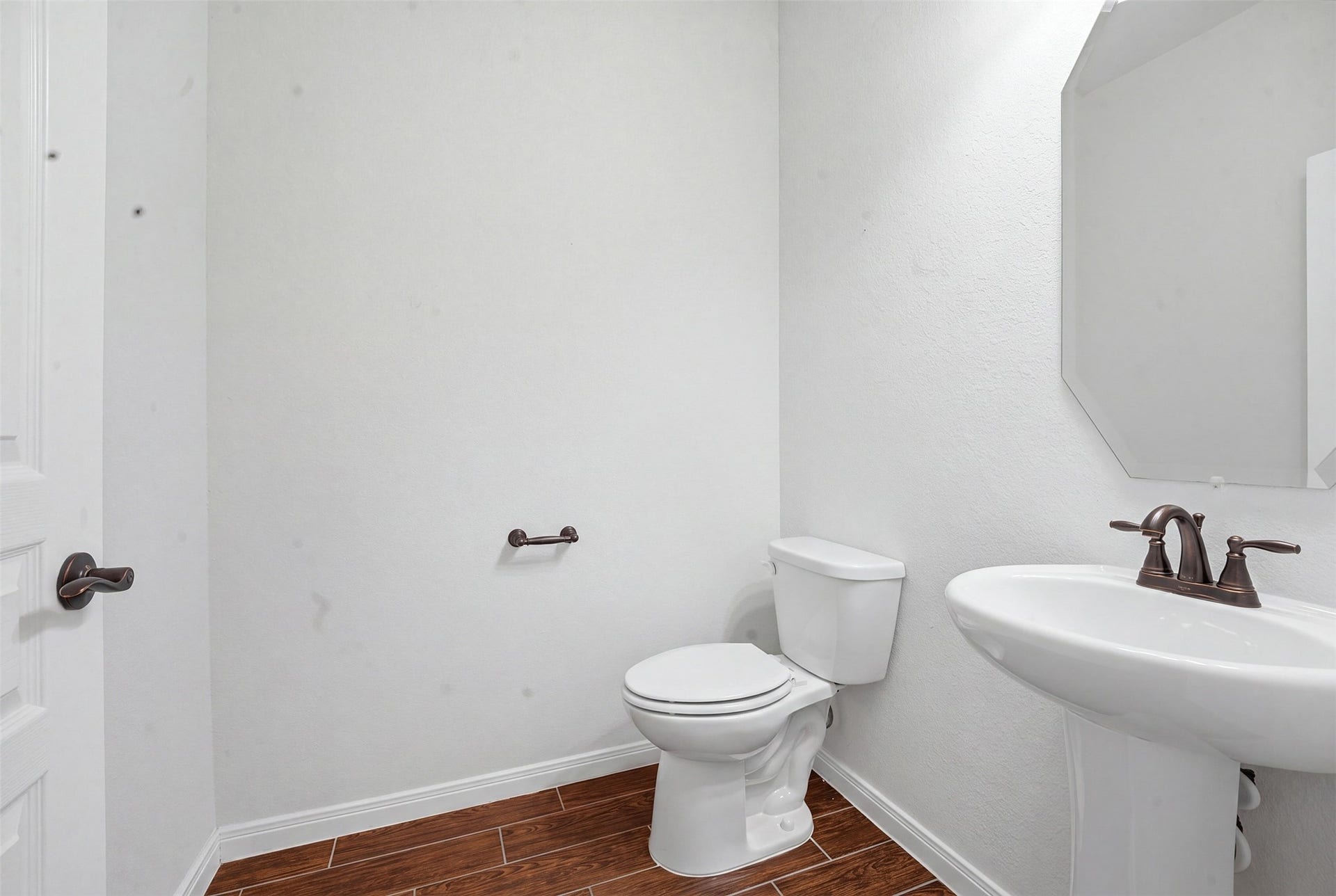 5318 Royal Sunset Court, Katy, TX 77493 Half bath