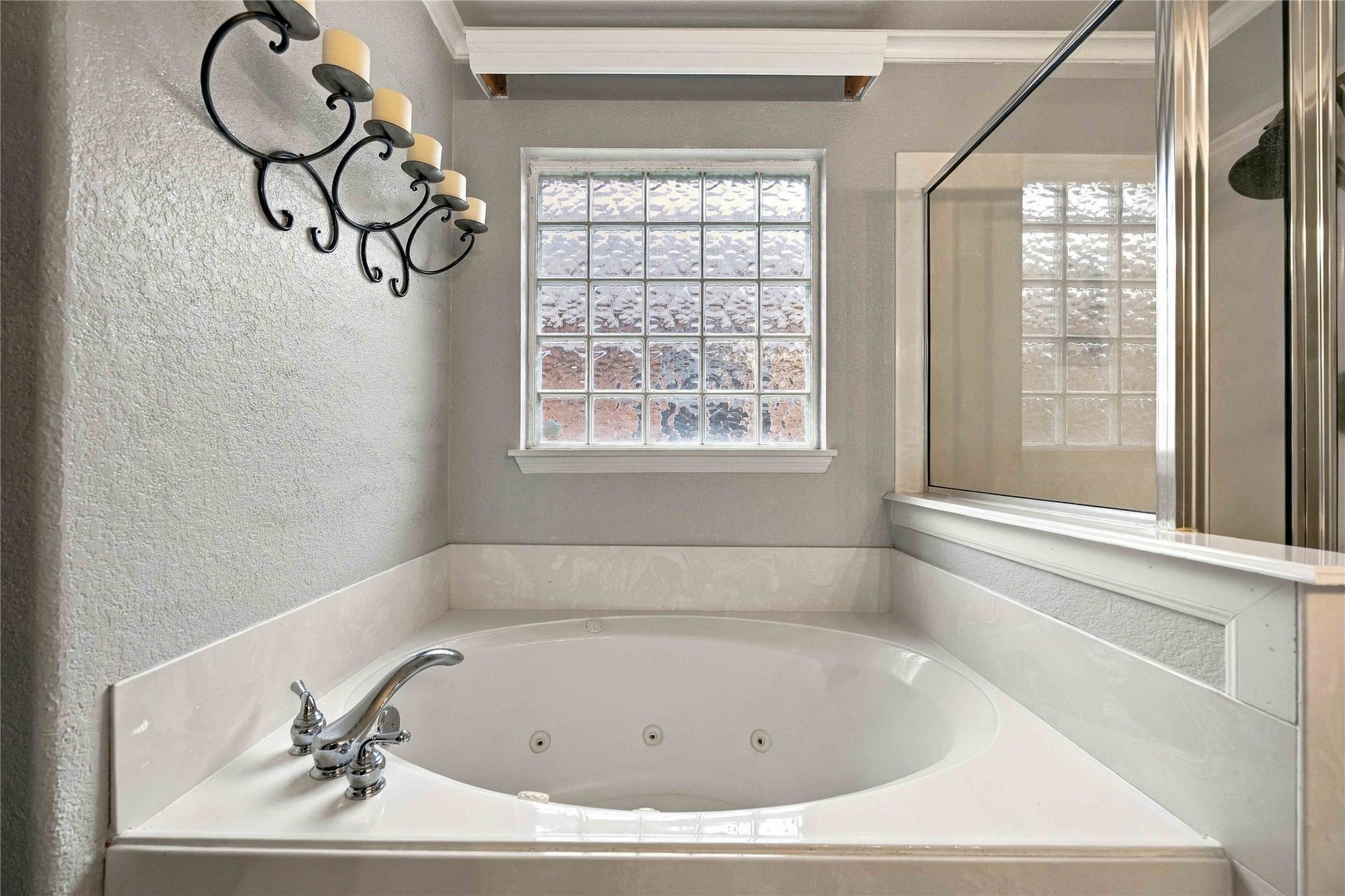 12314 Brentleywood Lane, Houston, TX 77070 Primary Jetted Tub
