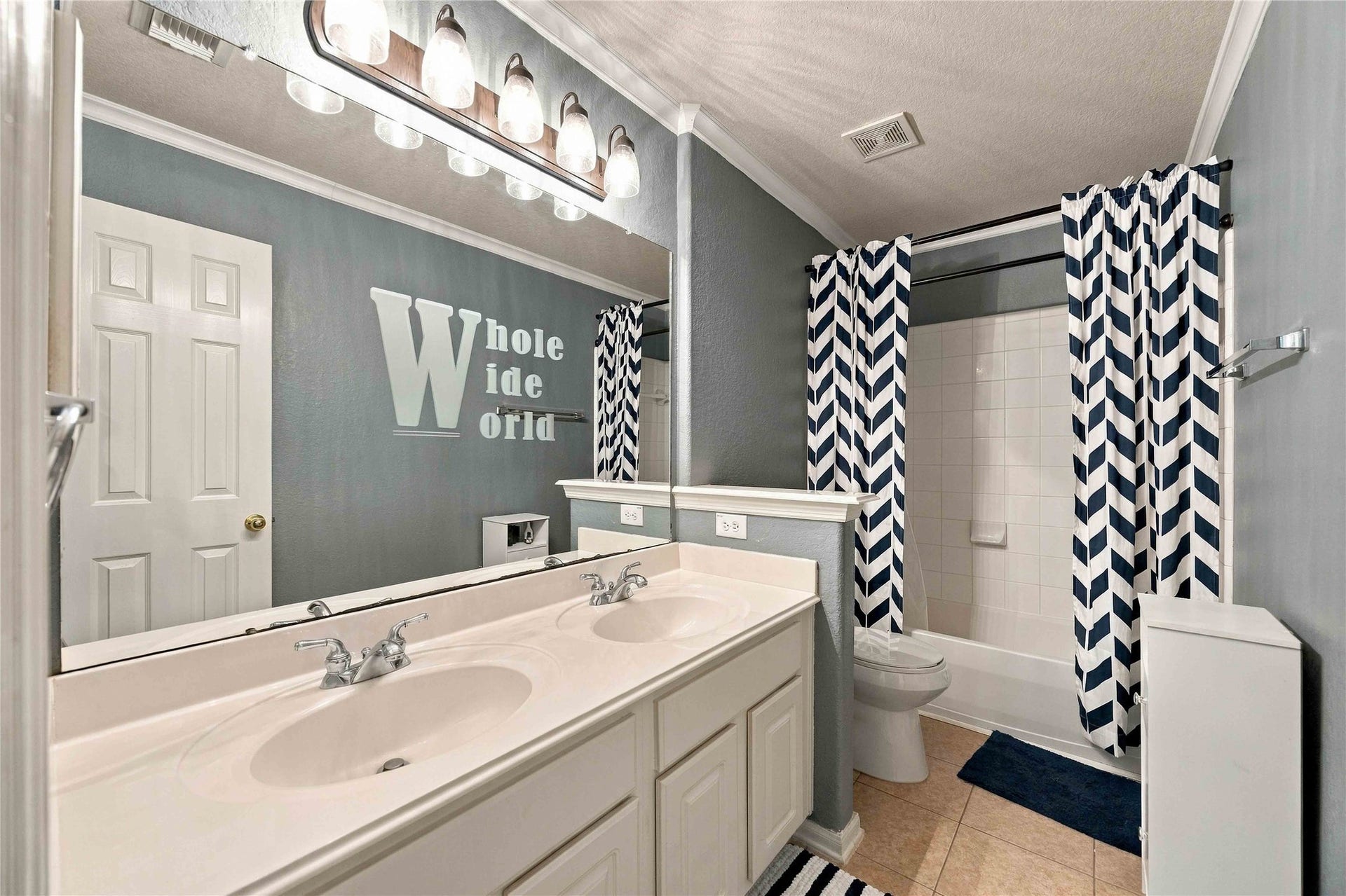 12314 Brentleywood Lane, Houston, TX 77070 Secondary Bathroom