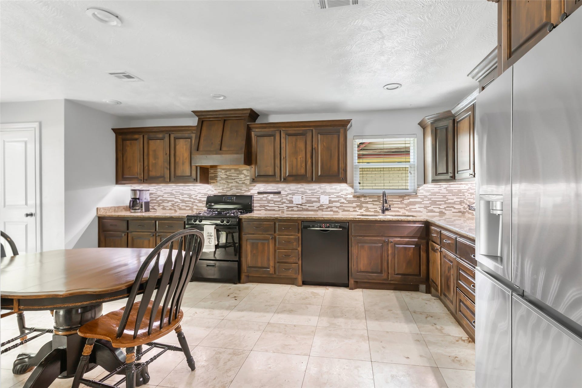 2543 Fountain View Street, New Caney, TX 77357 Spacious Kitchen with Granite Counters and Under Cabinet Lighting