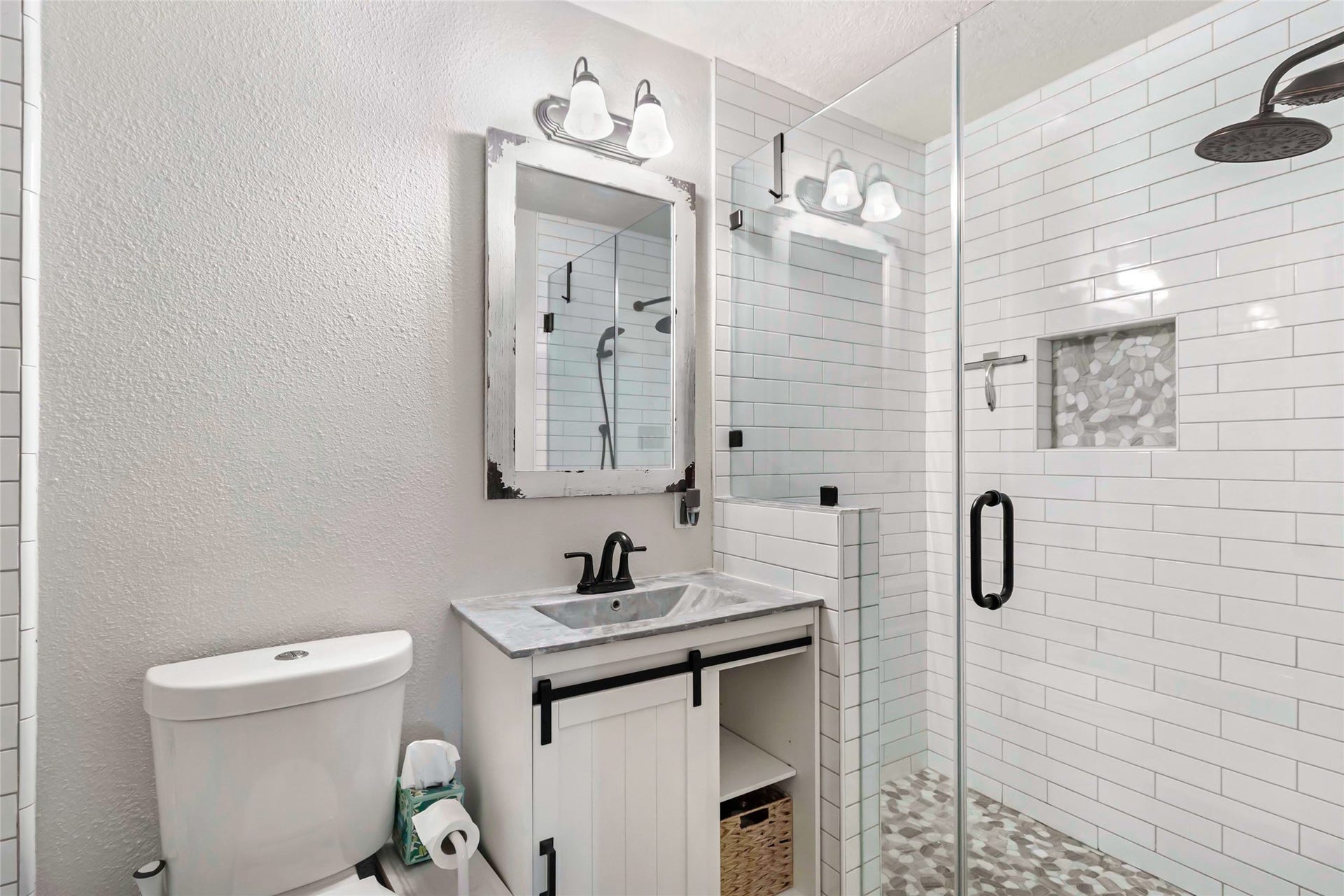 2543 Fountain View Street, New Caney, TX 77357 Hall Bath with Shower and Tub