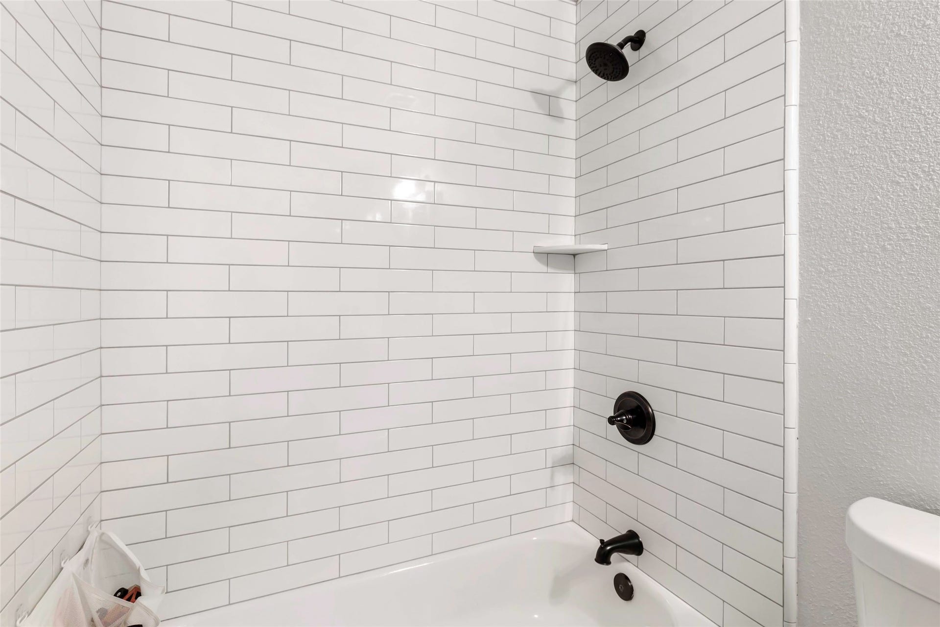 2543 Fountain View Street, New Caney, TX 77357 Hall Bath with Shower and Tub