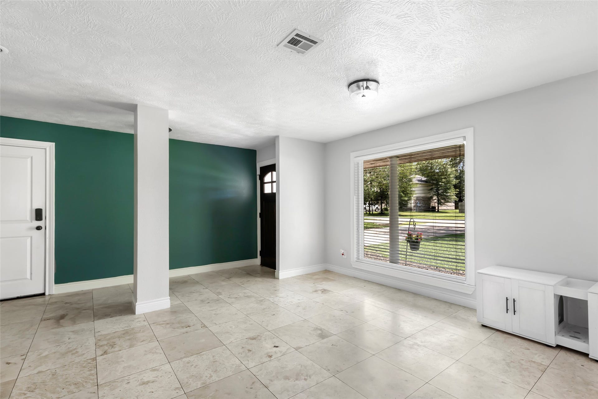 2543 Fountain View Street, New Caney, TX 77357 Foyer/Dining Area