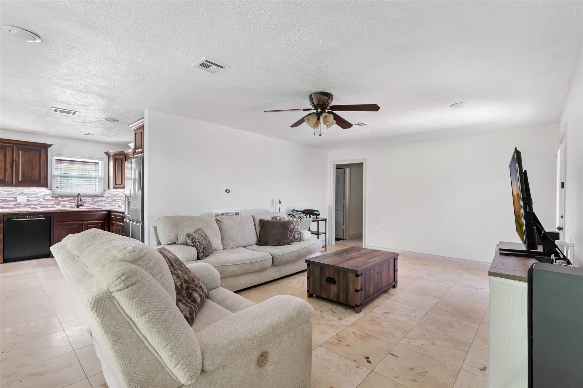 2543 Fountain View Street, New Caney, TX 77357 Spacious Living Room