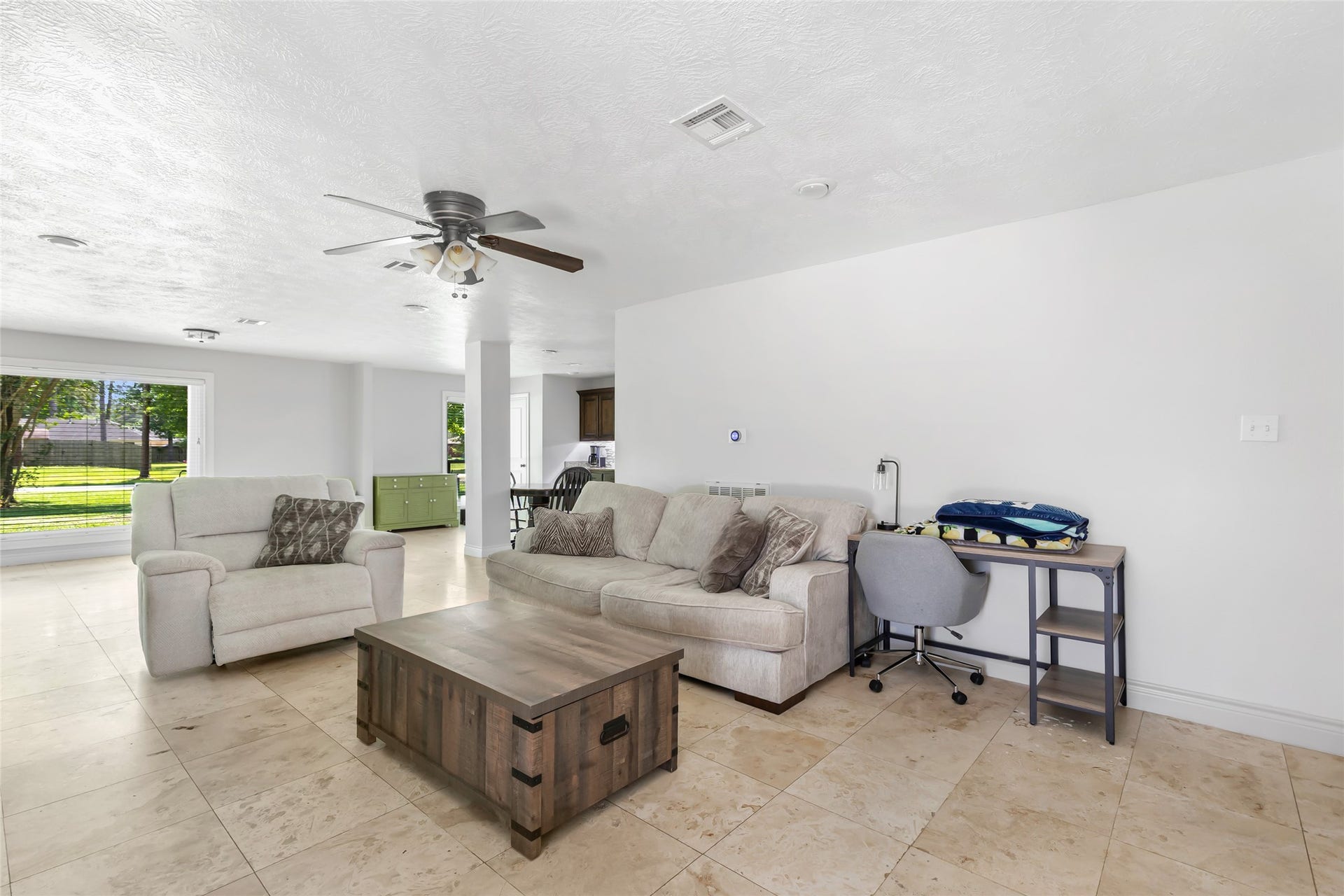 2543 Fountain View Street, New Caney, TX 77357 Spacious Living Room