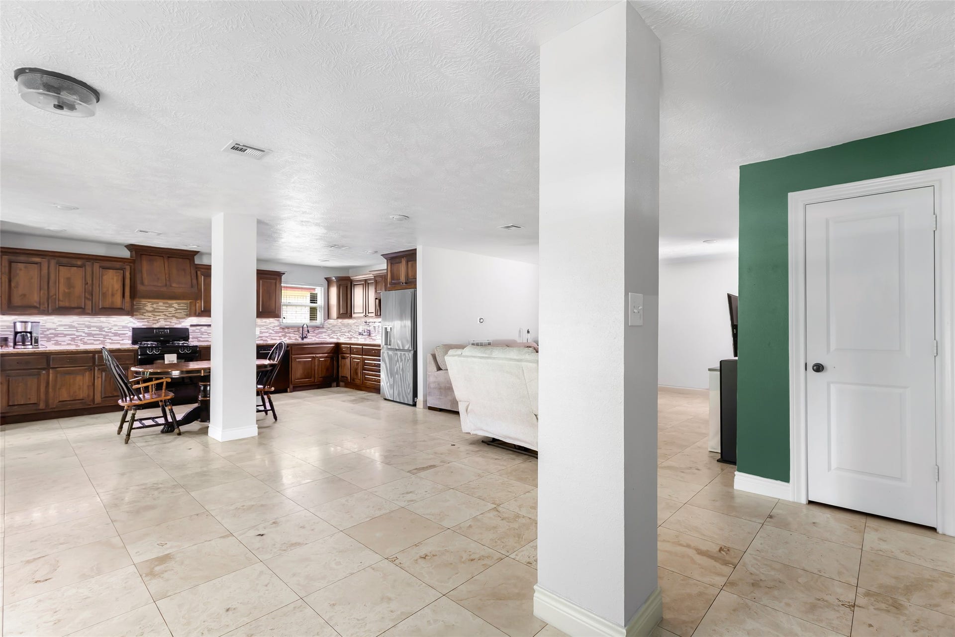 2543 Fountain View Street, New Caney, TX 77357 Foyer