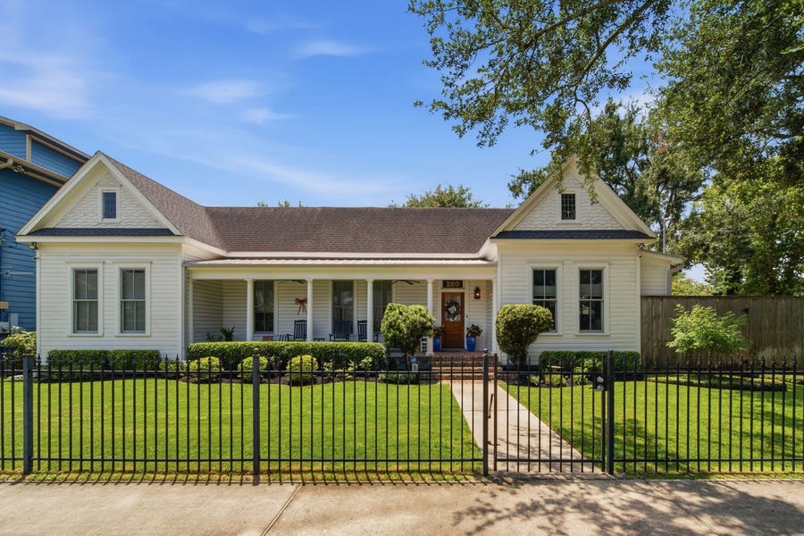 Property photo for 220 W 10th Street, Houston, TX