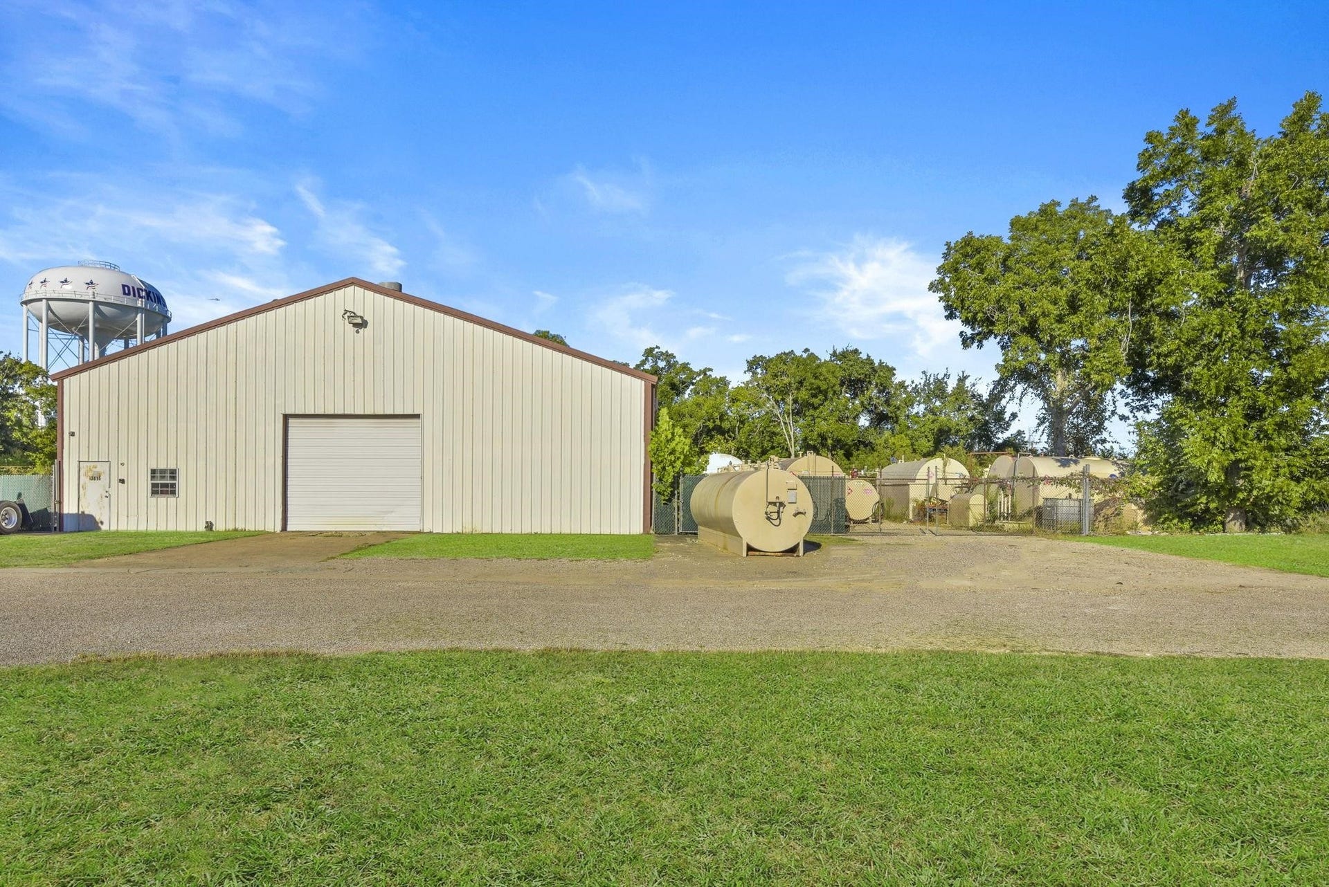 2401 Termini Street, Dickinson, TX 77539 2401 Termini Street, Dickinson, TX 77539