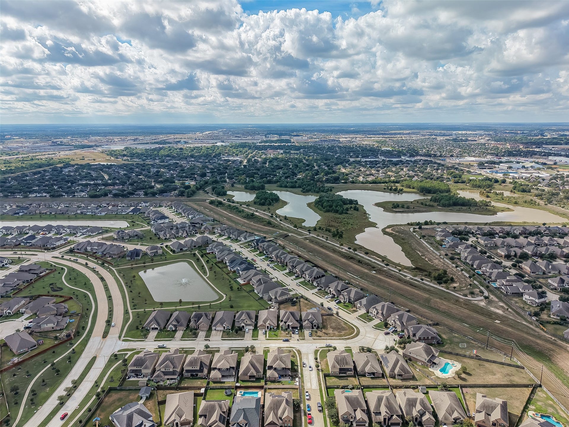 2826 Verdant Spring Trail, Katy, TX 77493 Charming residential neighborhood with well-maintained homes, scenic ponds, and lush greenery, offering a peaceful suburban lifestyle with convenient access to nearby amenities.