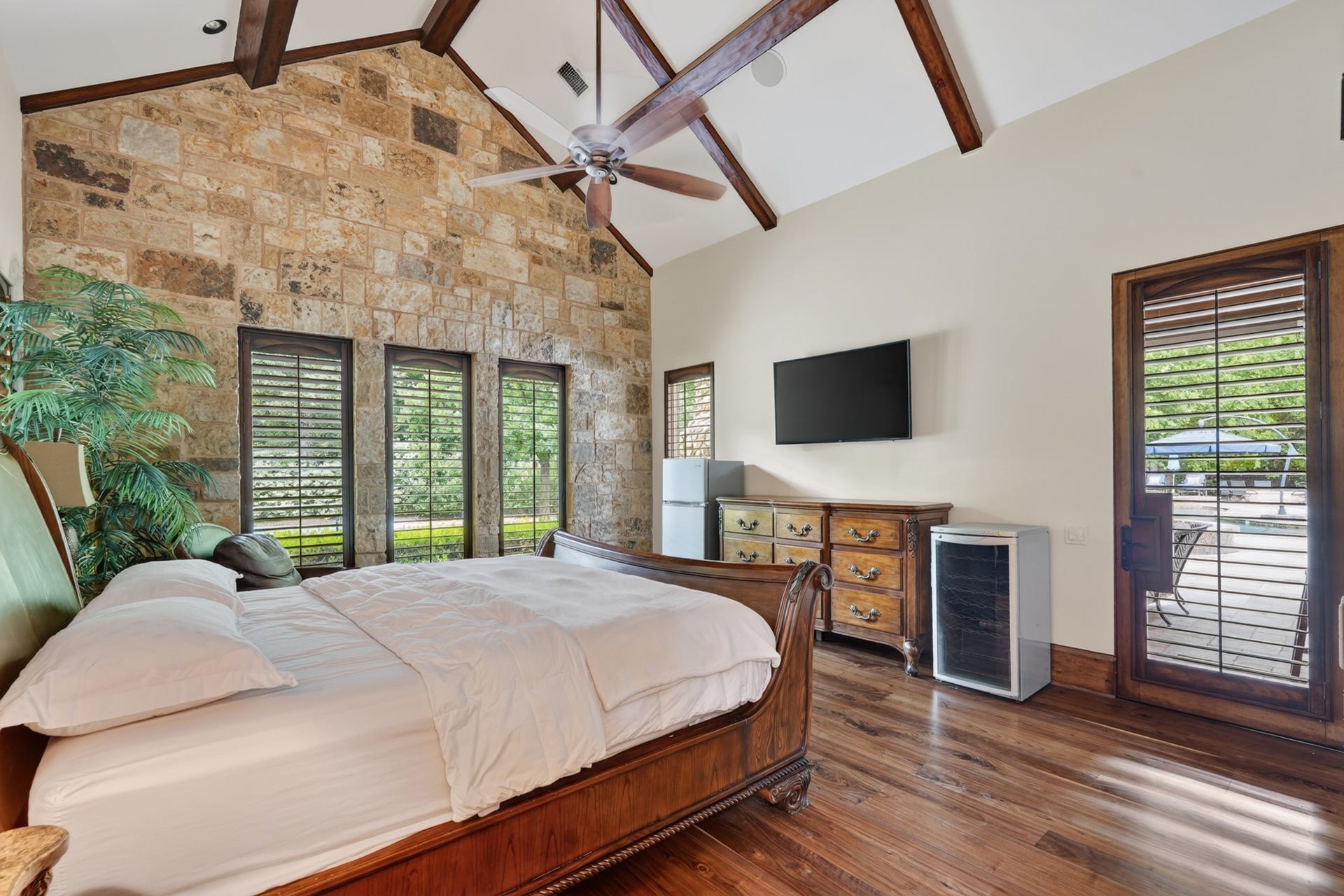 247 S Fazio Way, Spring, TX 77389 Private and detached Casita/Guest House, ideal for extended family or guests offers an en suite bath, steam room, with private access to the garage.