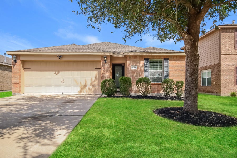 Property photo for 9518 Peridot Green Drive, Rosharon, TX