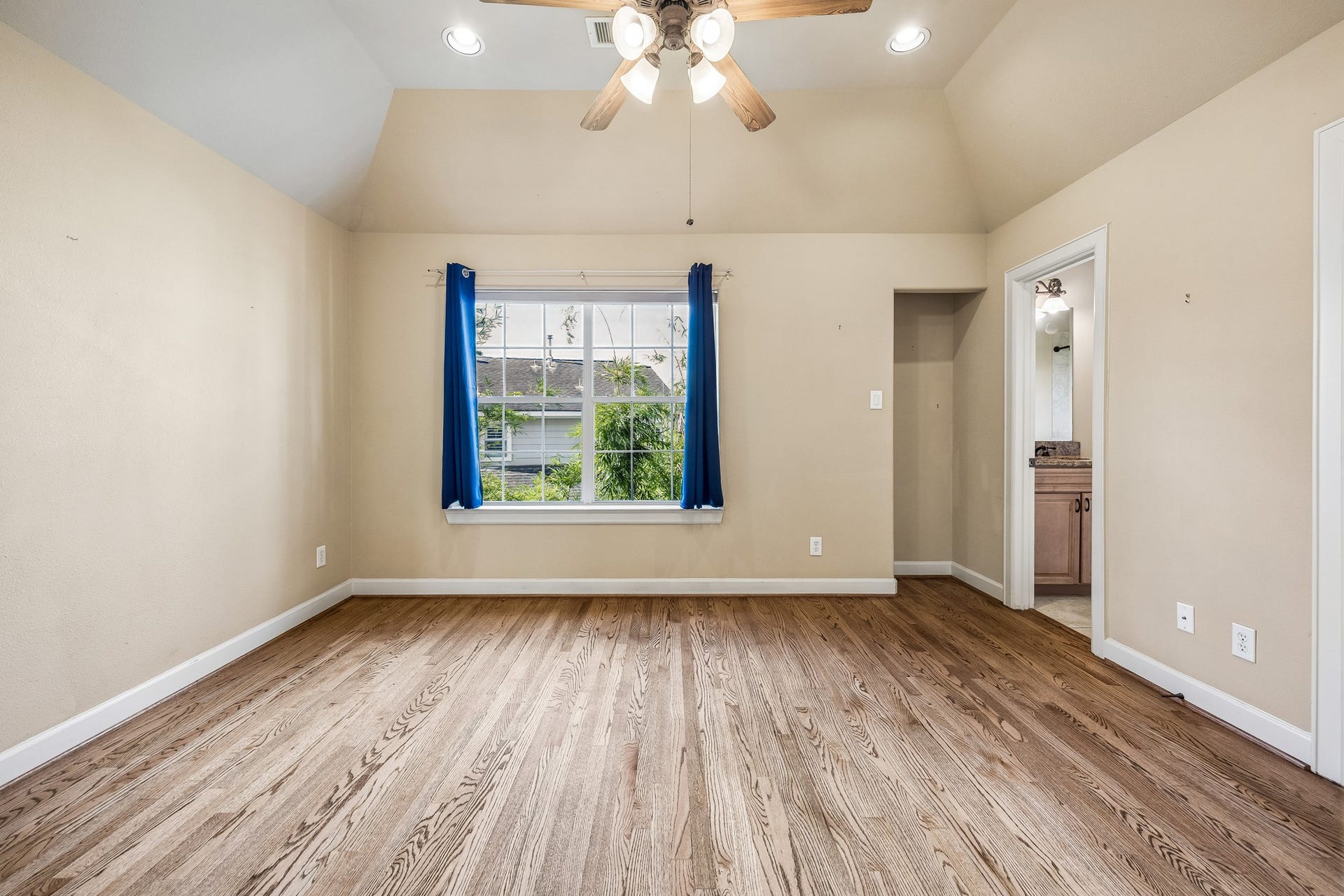 6513 Taggart Street, #A, Houston, TX 77007 Third floor bedroom with ensuite bath.