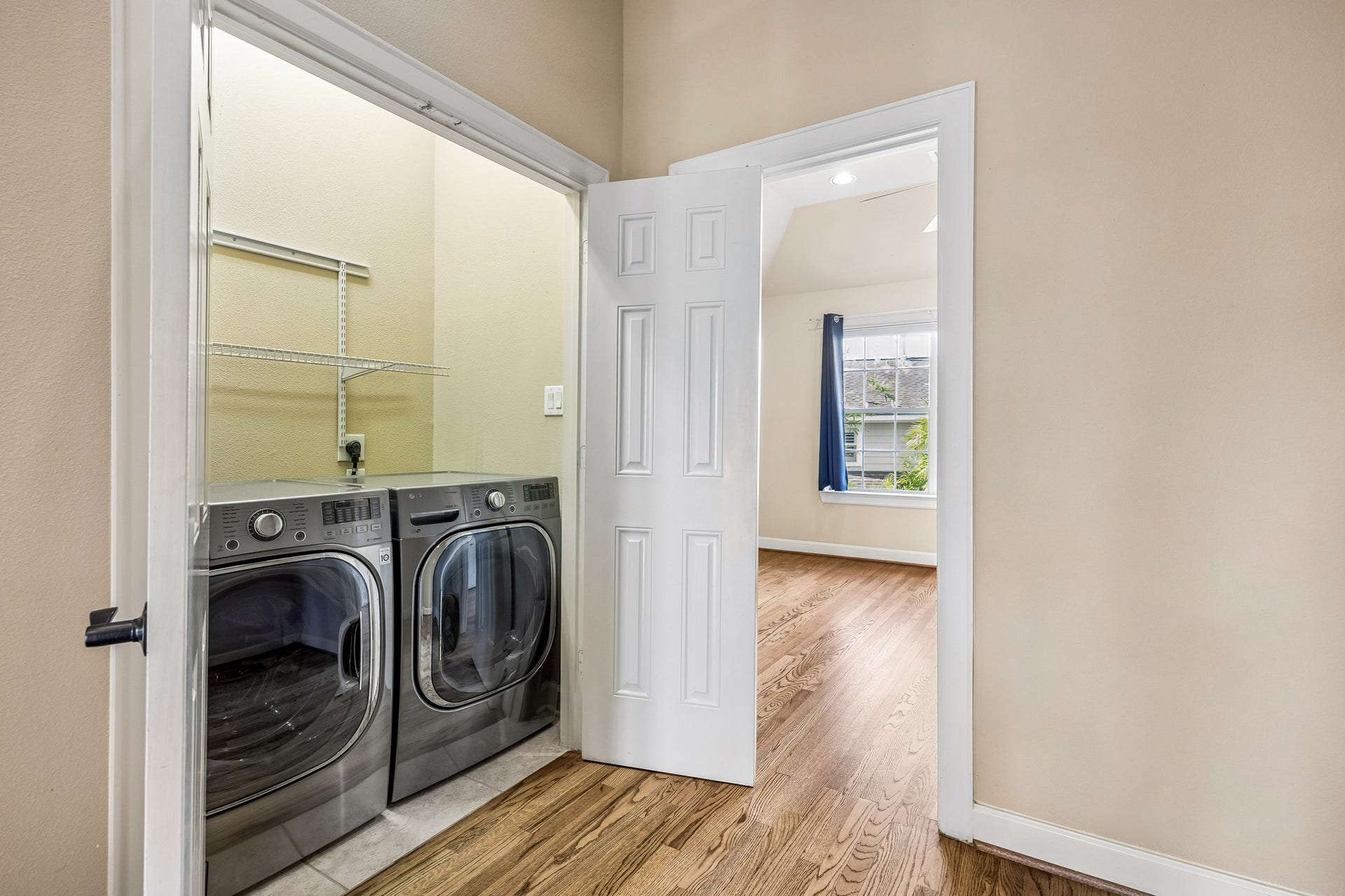6513 Taggart Street, #A, Houston, TX 77007 Third floor laundry.