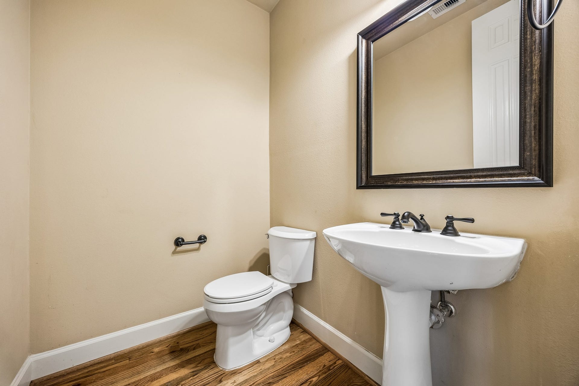 6513 Taggart Street, #A, Houston, TX 77007 Guest Bath.