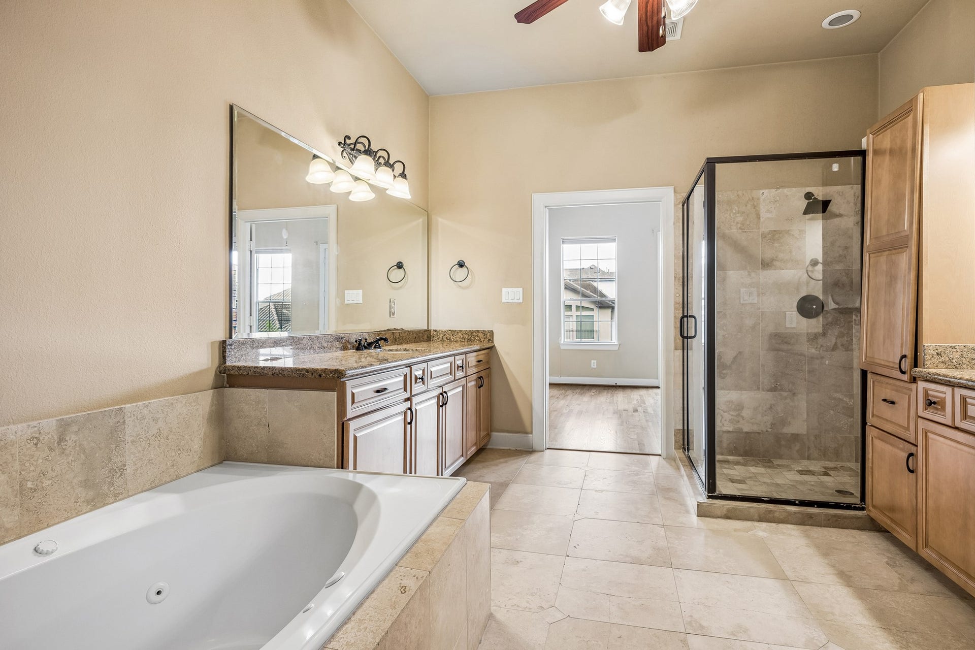 6513 Taggart Street, #A, Houston, TX 77007 Primary bath with shower, soaking tub and two sink areas.