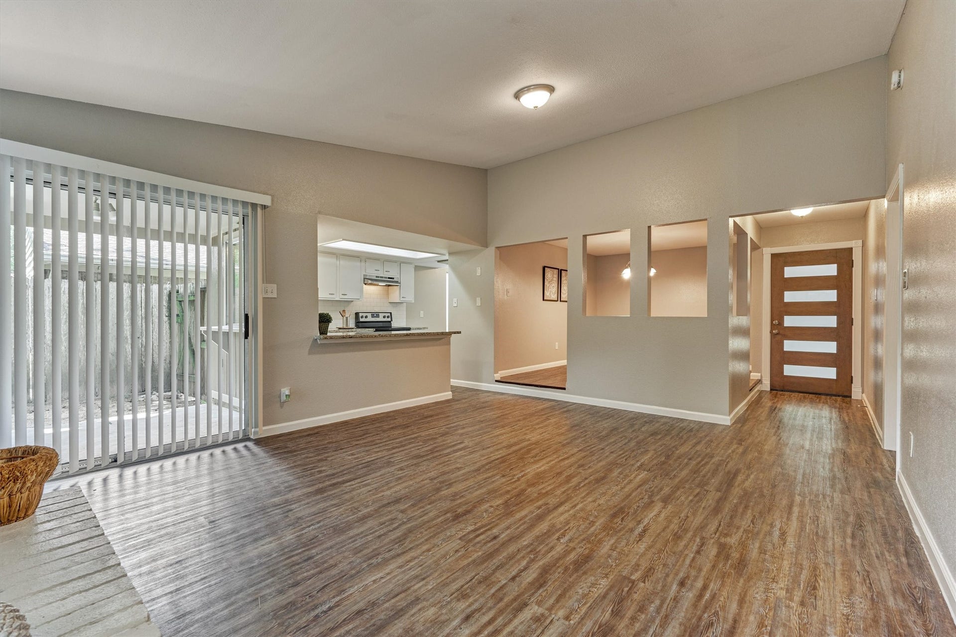 26 W Broken Oak Court, The Woodlands, TX 77381 Go from meal prepping to dining in just a couple of steps! Create additional seating by adding bar stools at the kitchen peninsula.