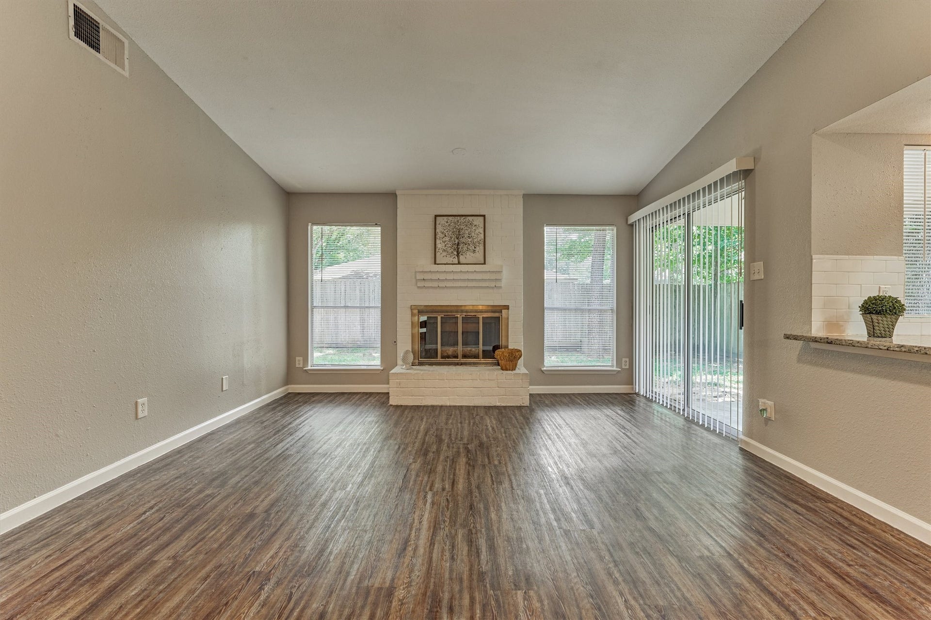 26 W Broken Oak Court, The Woodlands, TX 77381 This spacious room will accommodate multiple options for furniture placement.