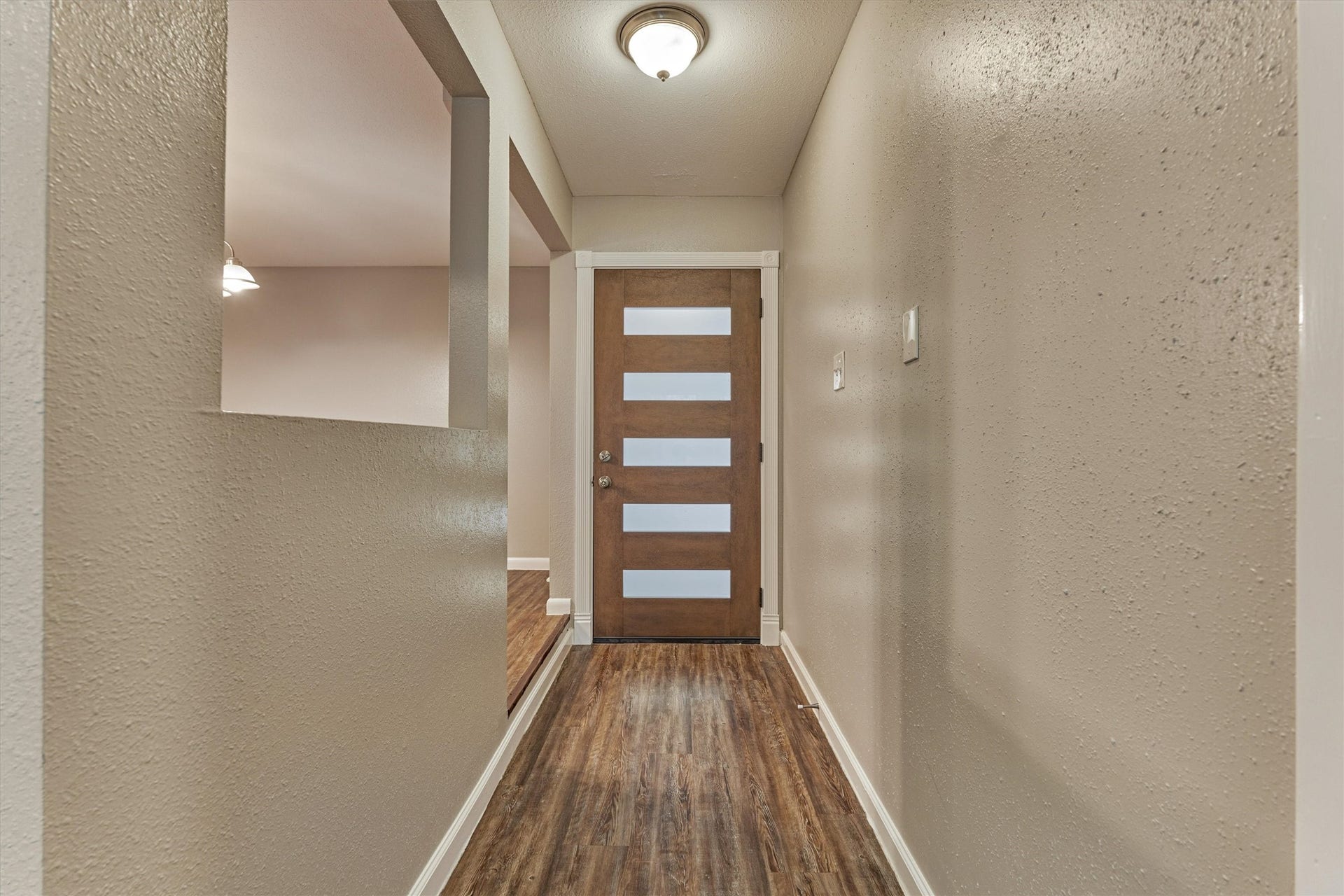 26 W Broken Oak Court, The Woodlands, TX 77381 Looking from the living area to the front entrance.