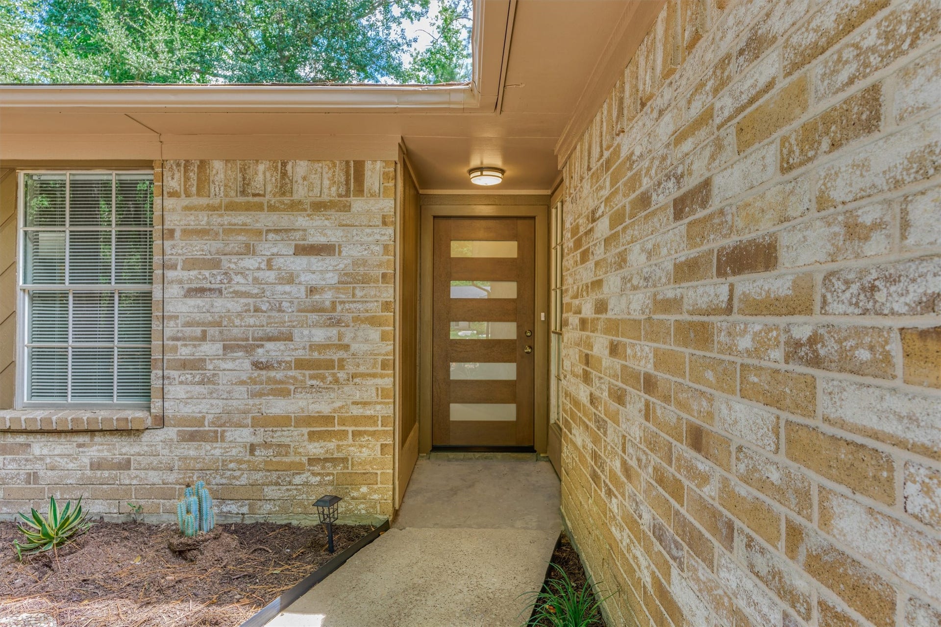 26 W Broken Oak Court, The Woodlands, TX 77381 The new front door with privacy glass allows daylight to filter into the home.