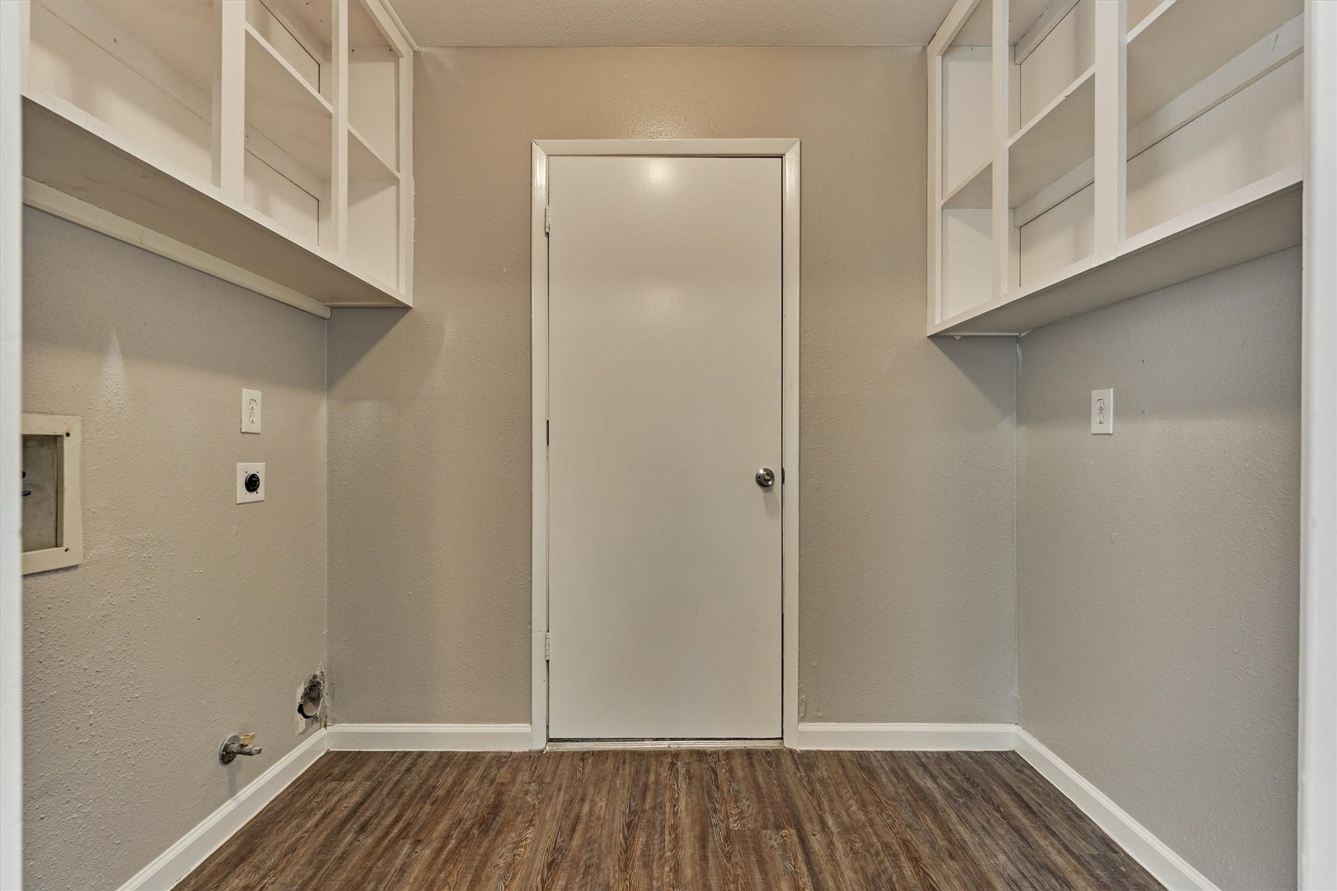 26 W Broken Oak Court, The Woodlands, TX 77381 The indoor laundry room has built-in shelving for storage.