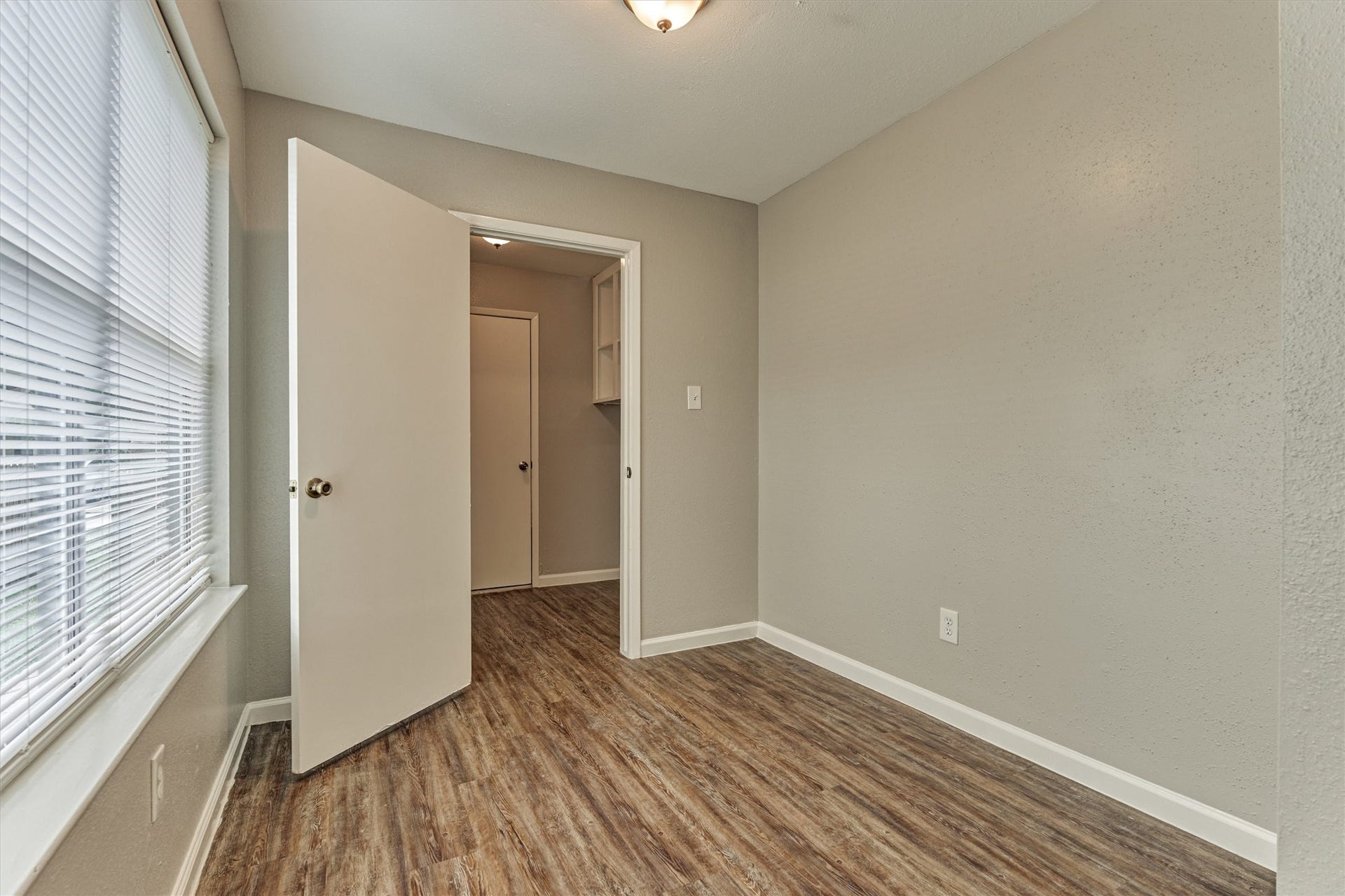 26 W Broken Oak Court, The Woodlands, TX 77381 The breakfast area showing entry to the laundry room and further on, the garage.