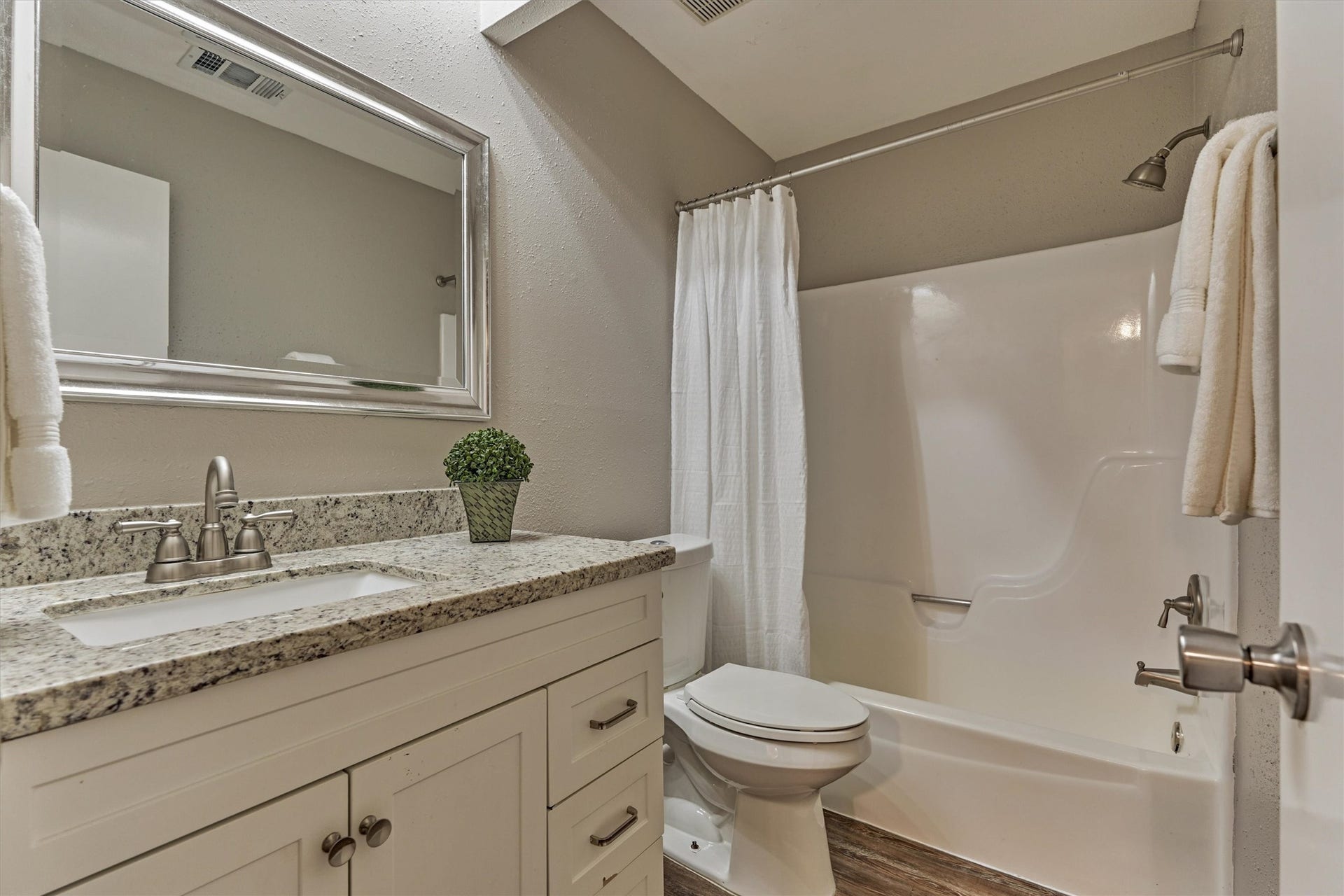 26 W Broken Oak Court, The Woodlands, TX 77381 The secondary bathroom has a newer vanity with granite and updated fixtures.