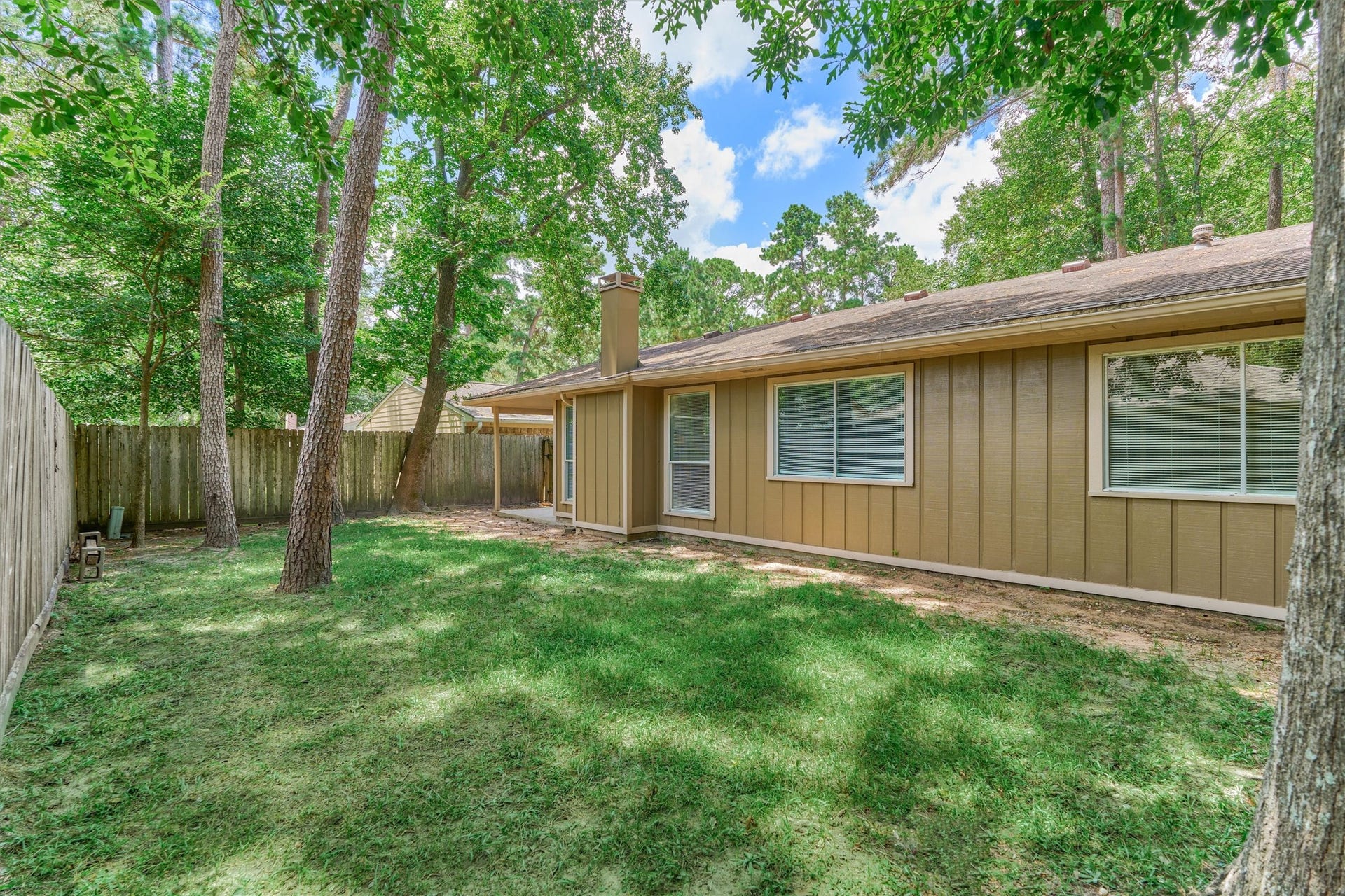 26 W Broken Oak Court, The Woodlands, TX 77381 Fresh exterior paint makes this home shine!