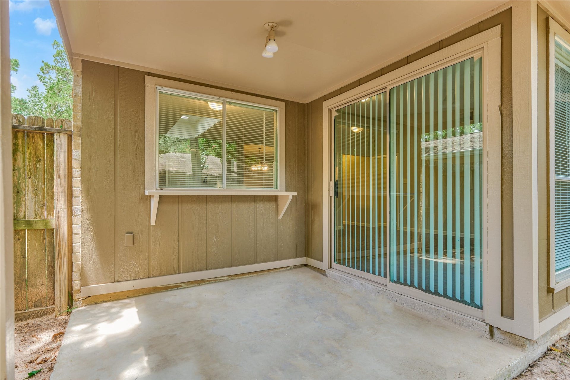 26 W Broken Oak Court, The Woodlands, TX 77381 Enjoy barbecuing on the covered porch. You can pass through items to the cook from the kitchen window!
