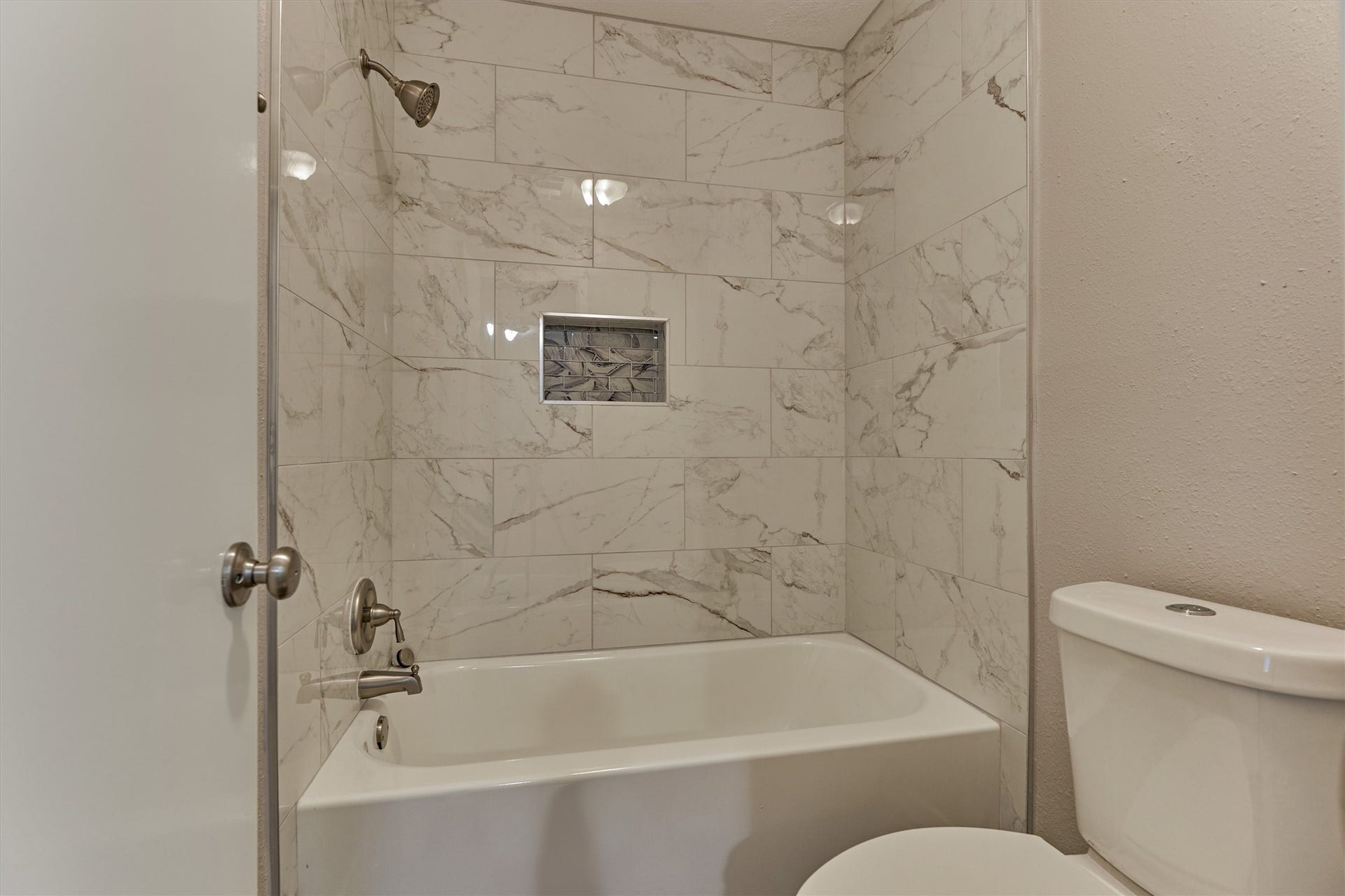 26 W Broken Oak Court, The Woodlands, TX 77381 A brand new update to the primary bathroom is the decorator tile shower surround and tub.