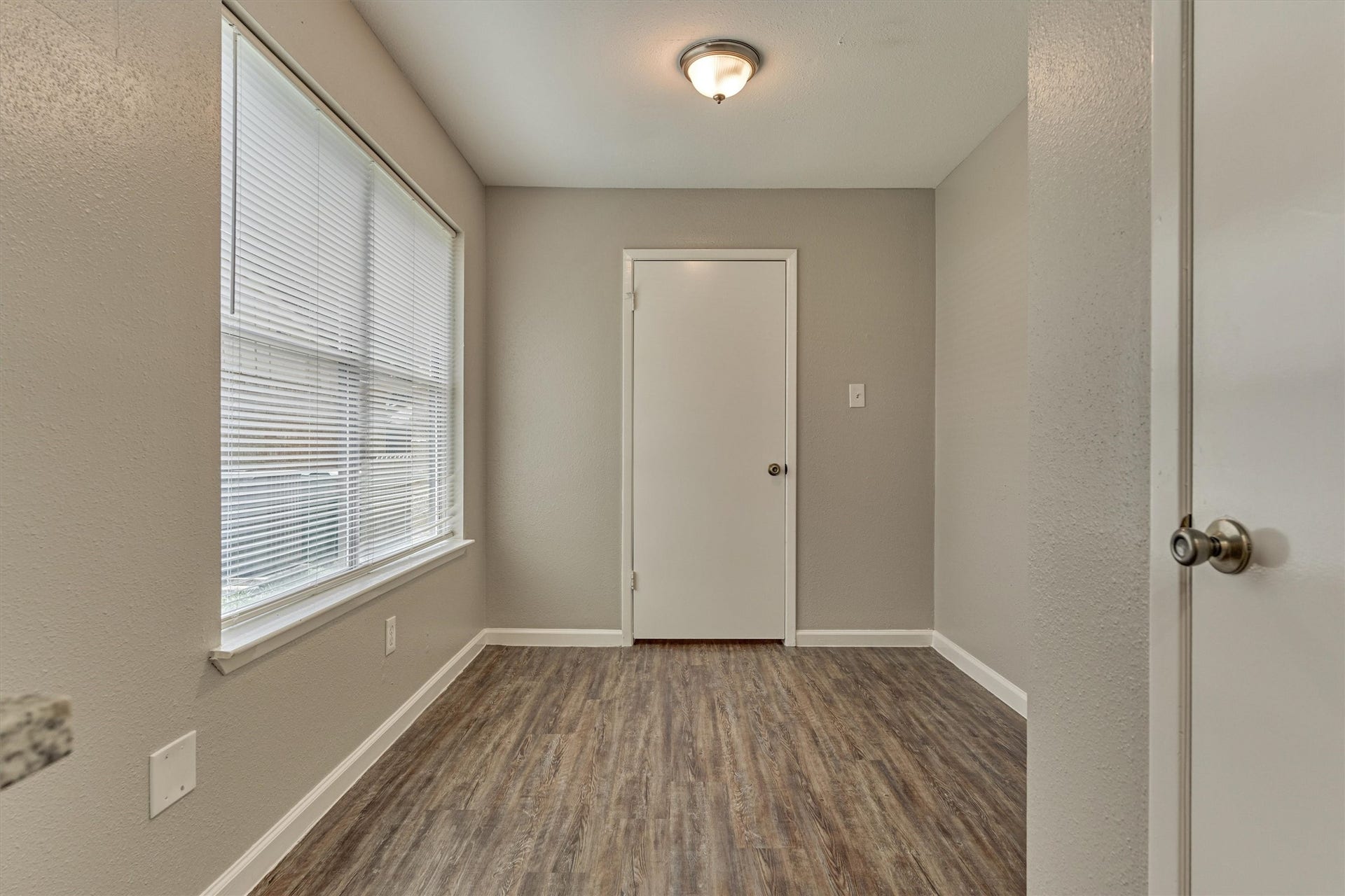 26 W Broken Oak Court, The Woodlands, TX 77381 The breakfast area has room for a small table and chairs. This area could also be used as a drop zone when entering from the laundry room.