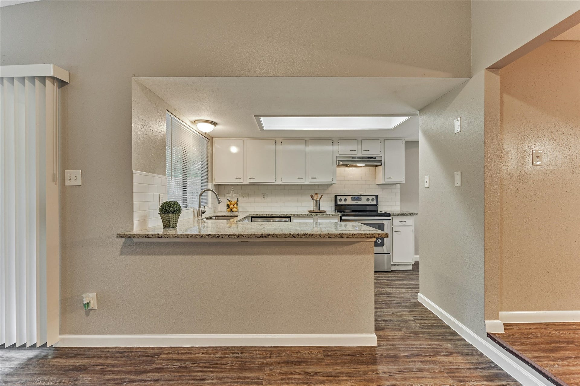26 W Broken Oak Court, The Woodlands, TX 77381 The kitchen is open to the living area and the dining room.
