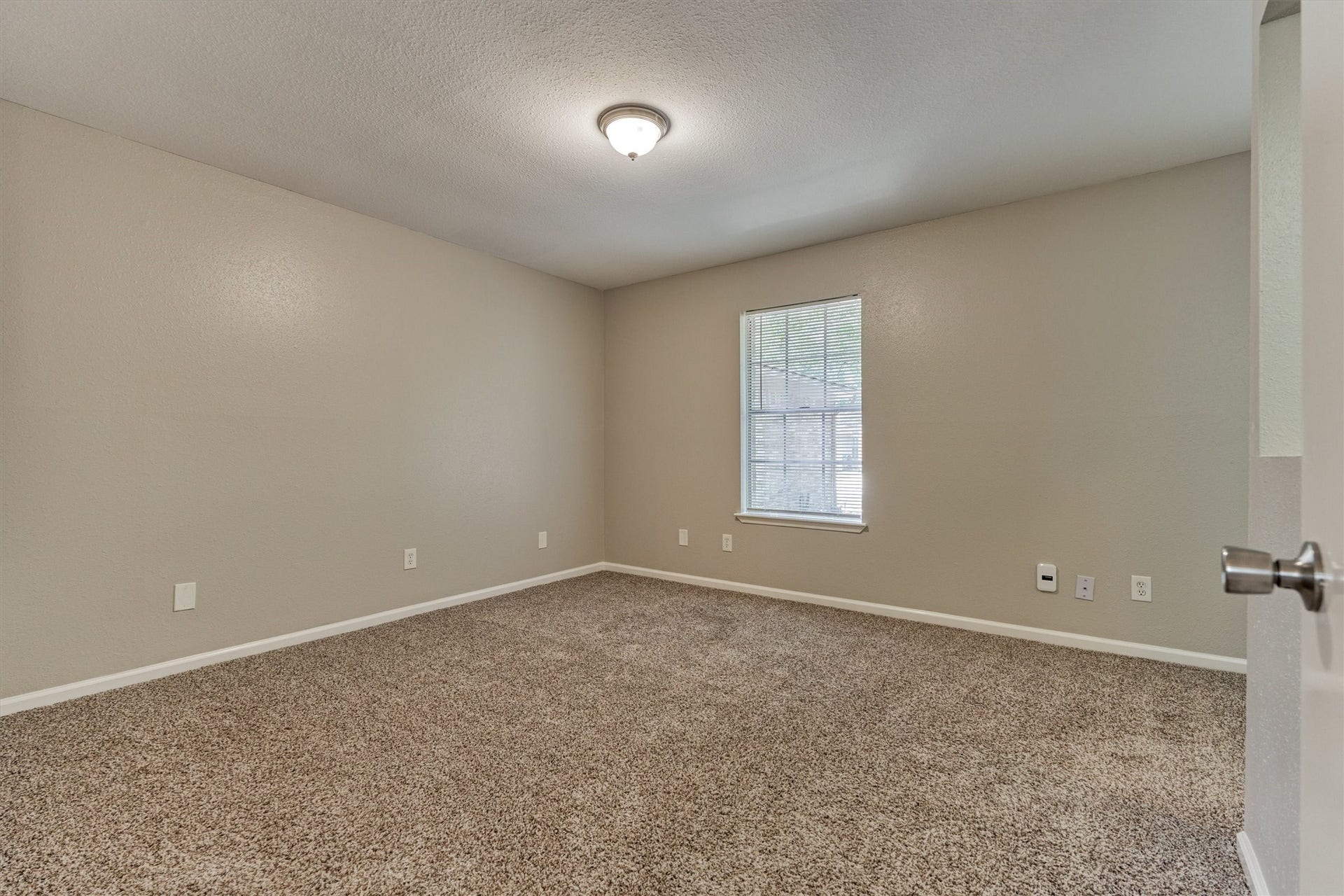 26 W Broken Oak Court, The Woodlands, TX 77381 The primary bedroom with ensuite bathroom.