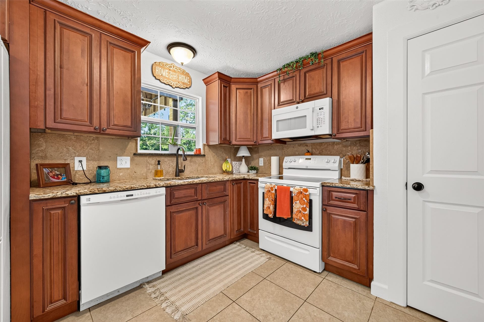 Guest Suite Kitchen  Full kitchen with abundant cabinetry, granite countertops and full-size appliances.