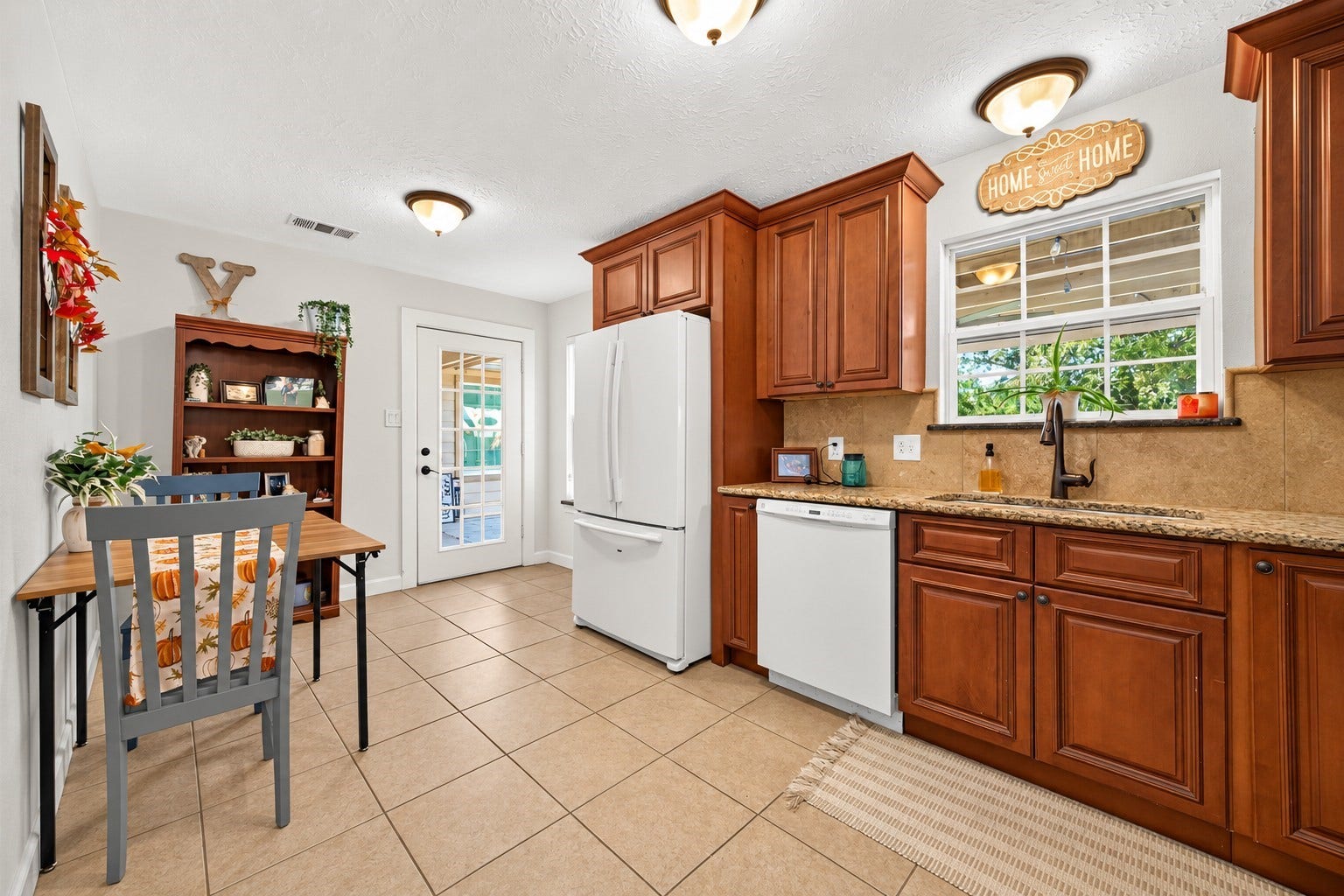 Guest Suite Kitchen  Complete with full-size appliances, ample cabinetry and dining space.