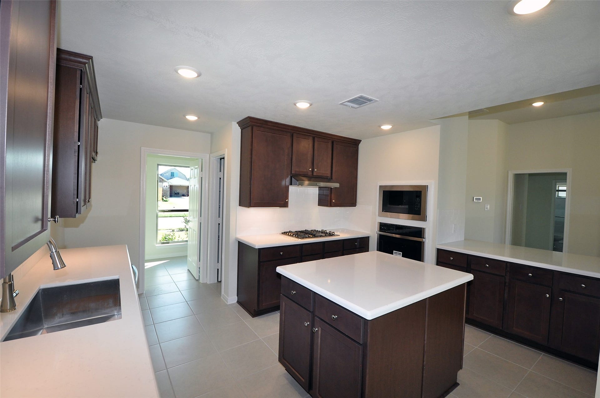 2210 ENSENADA Drive, League City, TX 77539 Island Kitchen