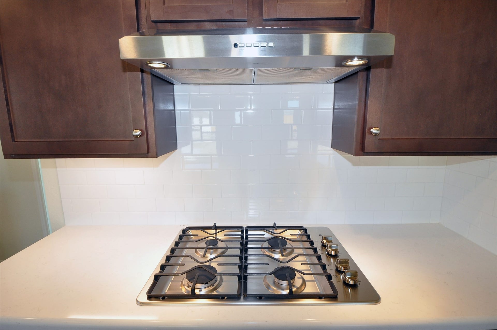 2210 ENSENADA Drive, League City, TX 77539 Gass cooktop directly vented to the outside.