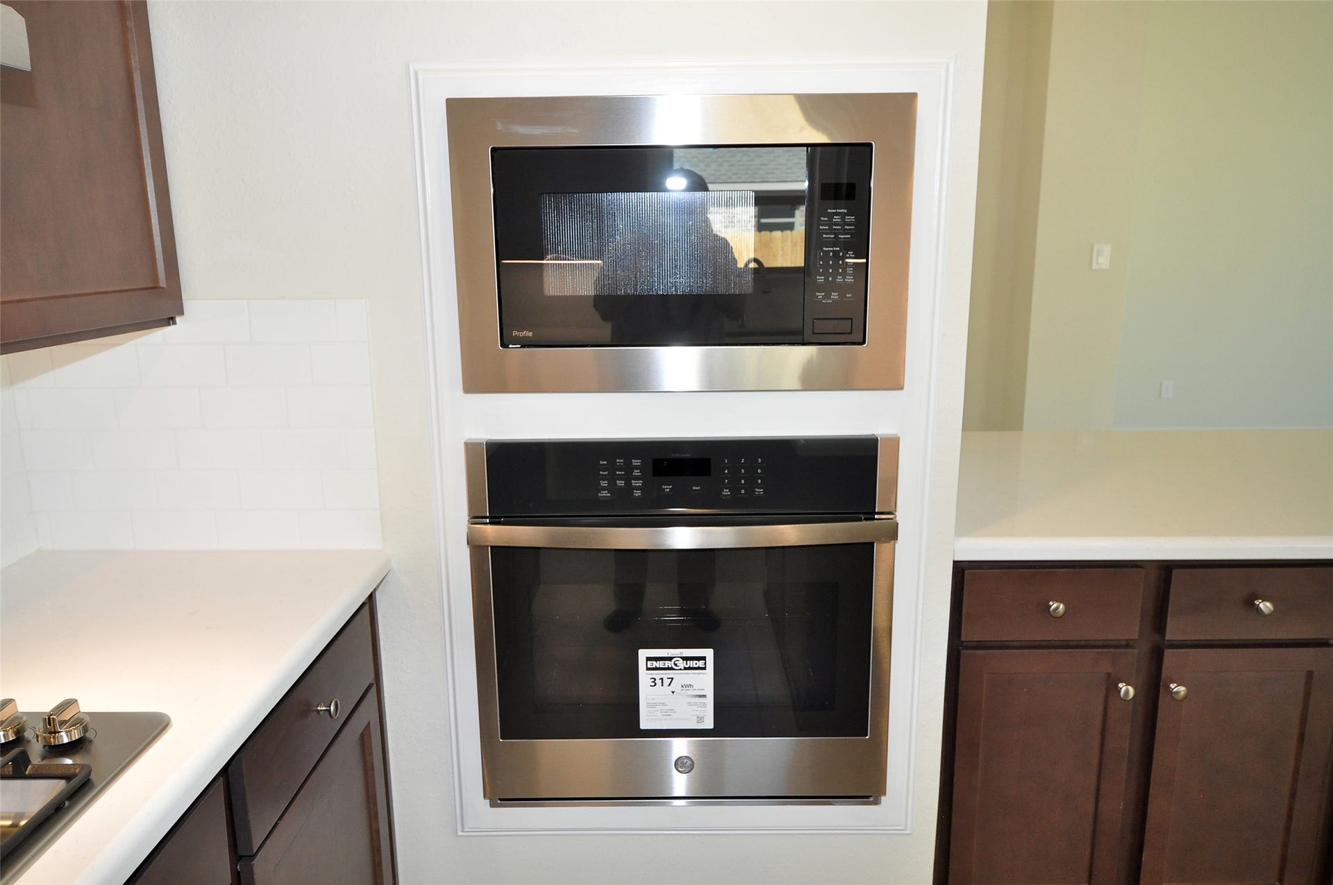 2210 ENSENADA Drive, League City, TX 77539 Built in self cleaning and wifi capable oven with microwave above.