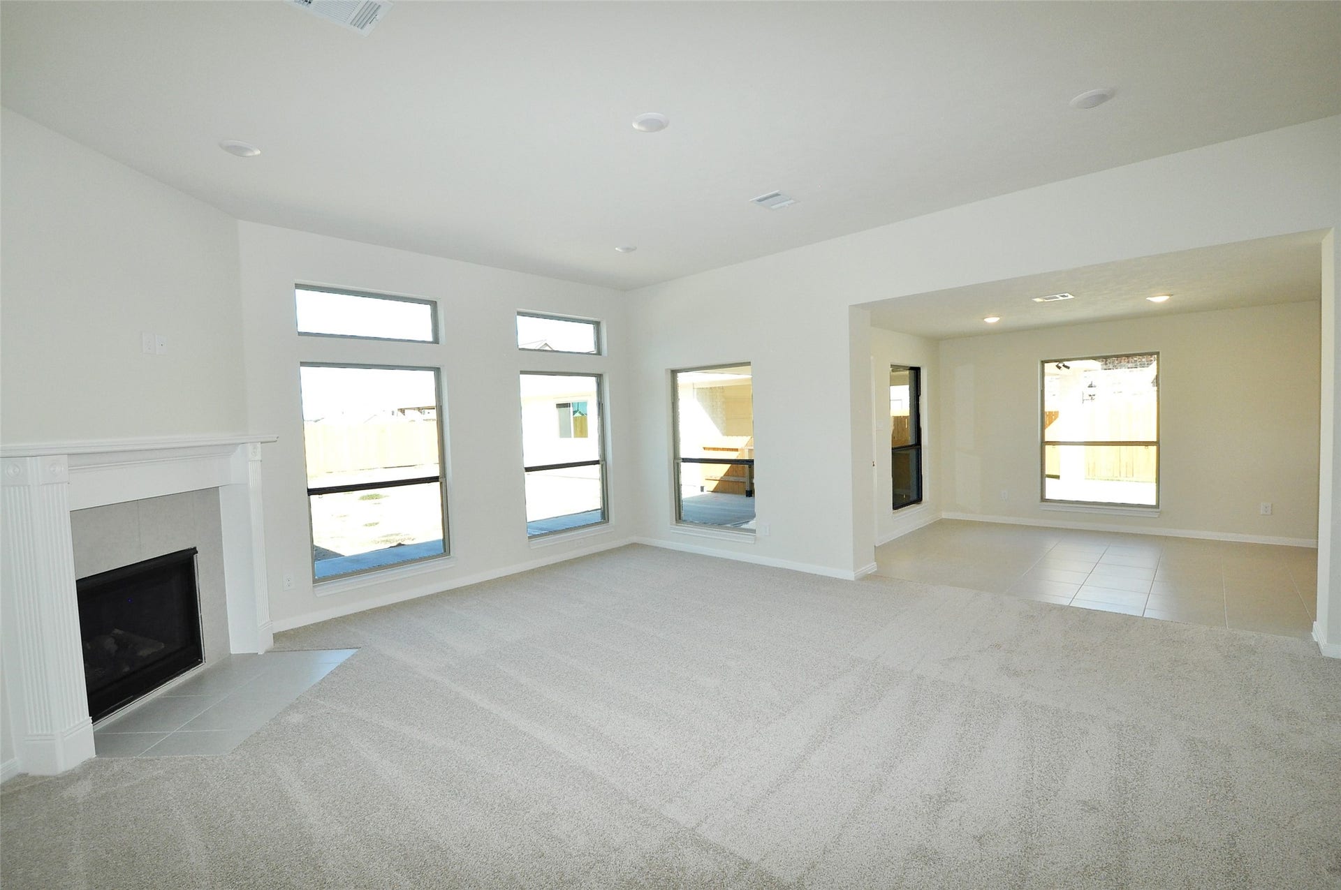 2210 ENSENADA Drive, League City, TX 77539 Expansive family room open to the kitchen.