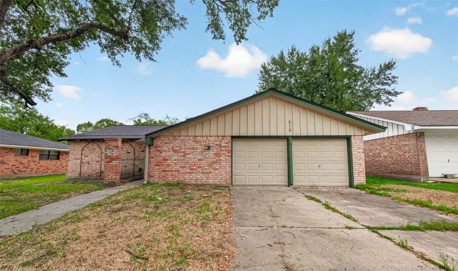 Property photo for 215 Crest Hill Drive, Conroe, TX
