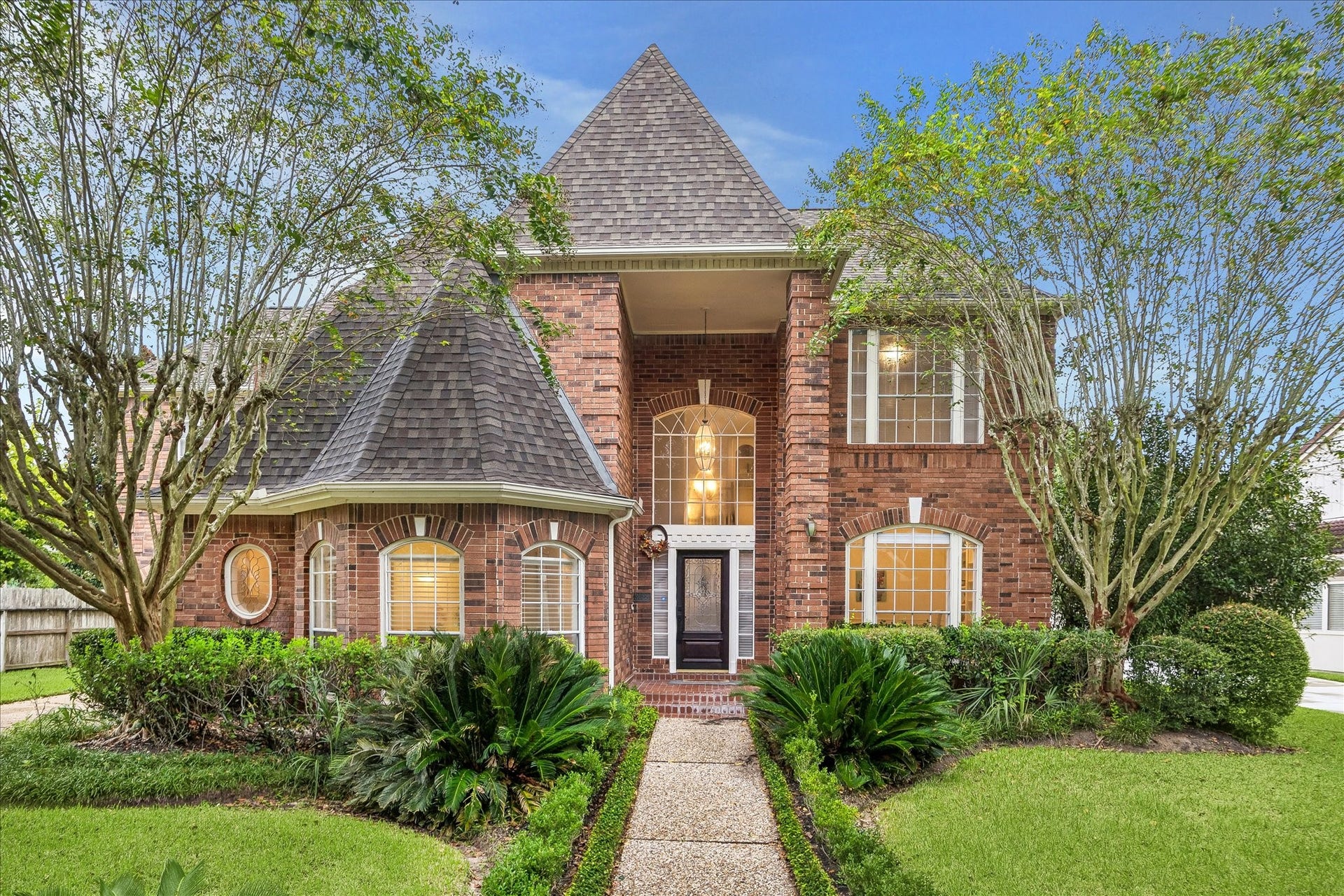 3622 Springhill Lane, Sugar Land, TX 77479 Aida Younis Team presents 3622 Springhill Ln