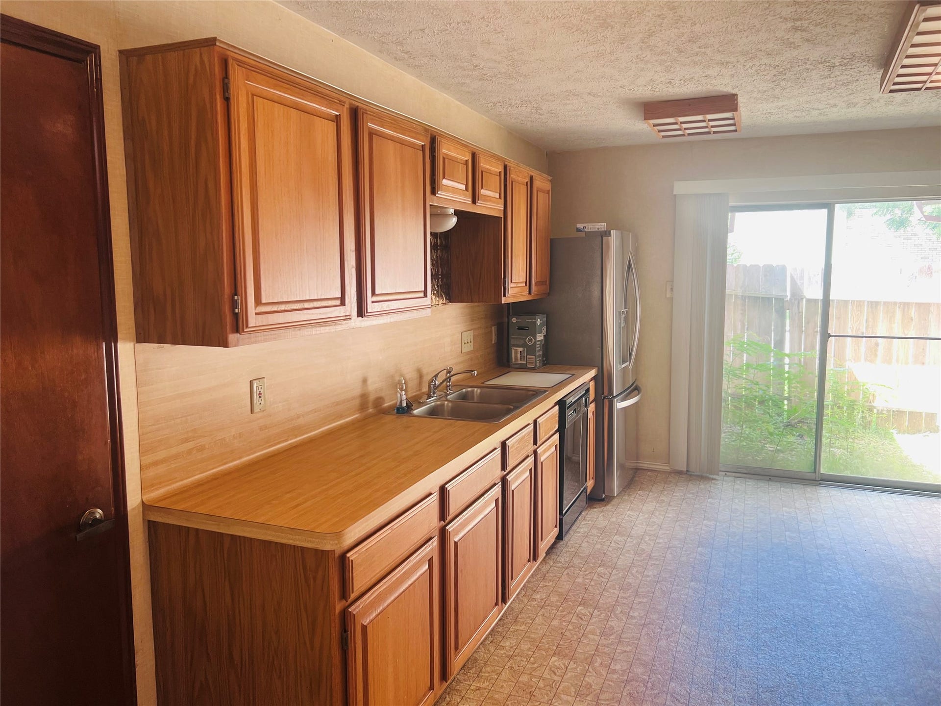 2239 Trail West Street, Sugar Land, TX 77478 REFRIFERATOR CAN STAY, BUT LANDLORD WILL NOT MAINTAIN.