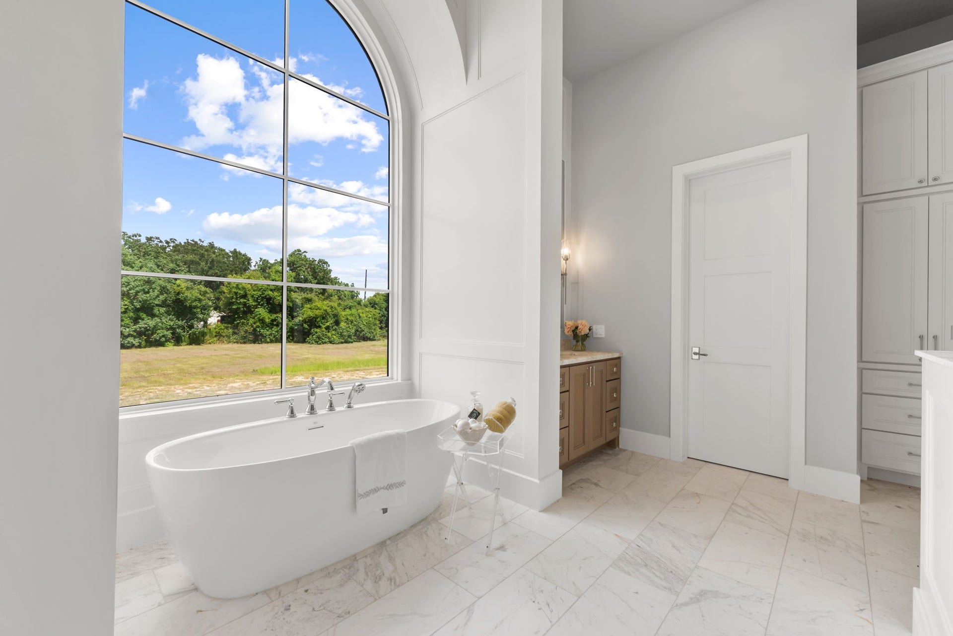 4233 Two Gun Way, Katy, TX 77494 Another view of primary bath with beautiful soaking tub.