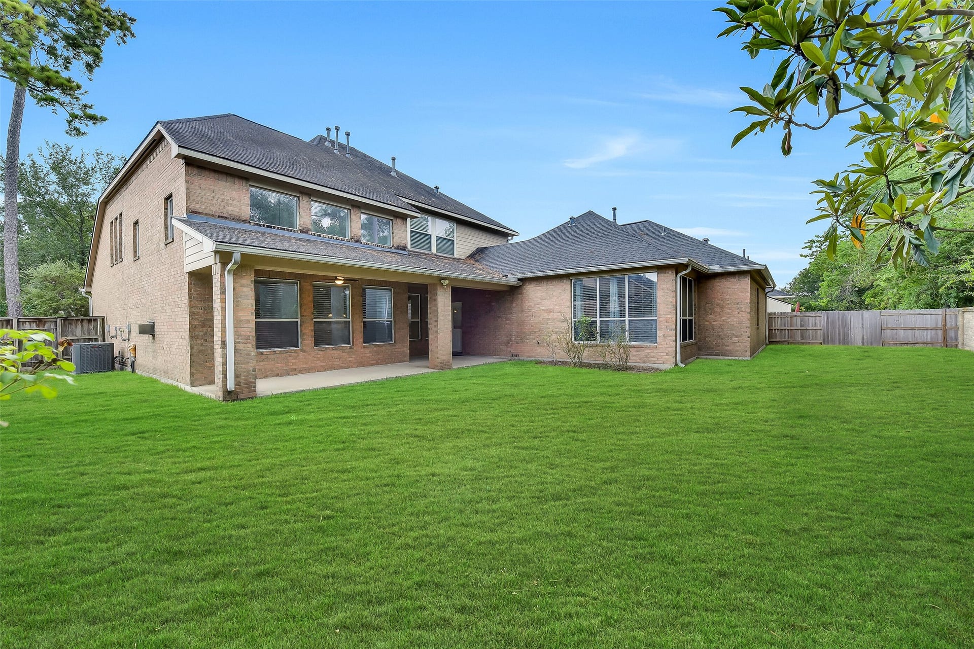 8407 Alyssa Gardens Lane, Humble, TX 77396 Situated on an oversized 11,600 sq. ft. lot, this 5-bedroom, 4-bath home features a spacious backyard ideal for a growing family, pets, or a future pool.