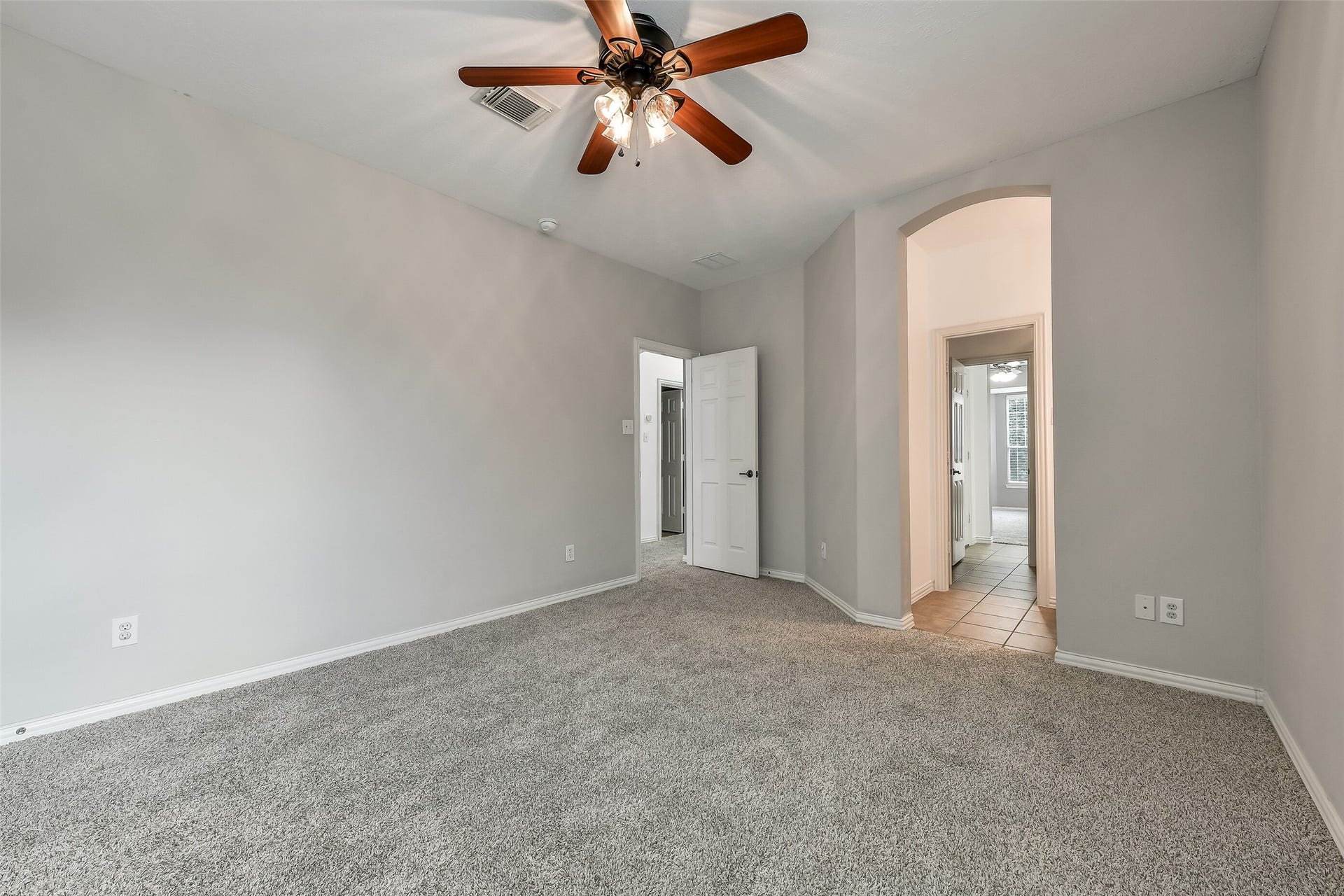 8407 Alyssa Gardens Lane, Humble, TX 77396 One of three additional second floor bedrooms. Opens to full Jack & Jill bathroom.