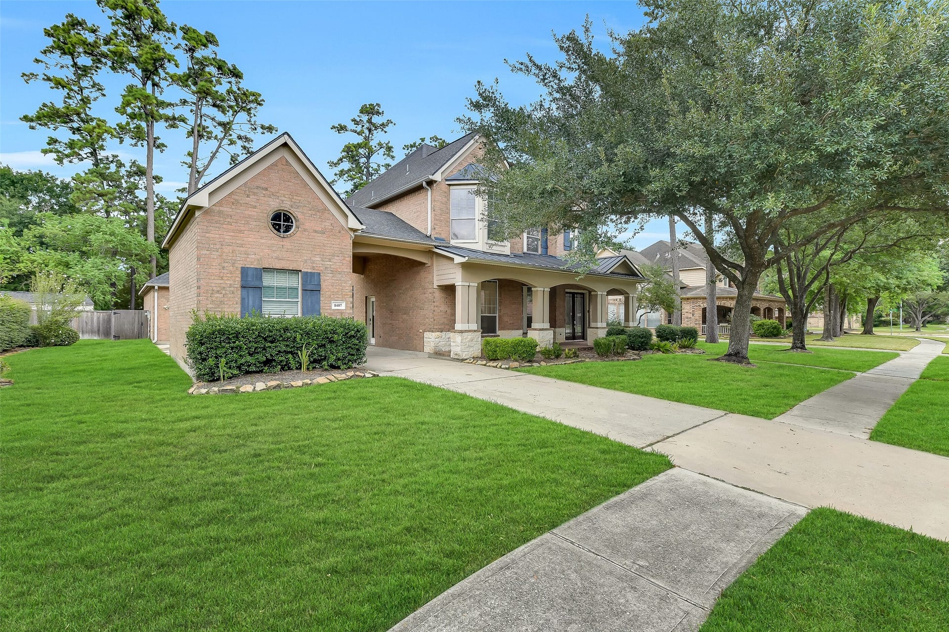 8407 Alyssa Gardens Lane, Humble, TX 77396 Located near the Golf Club of Houston, this home features mature trees, a two-car attached oversized garage, plus an additional single-car garage ideal for golf cart storage, alongside ample guest parking.