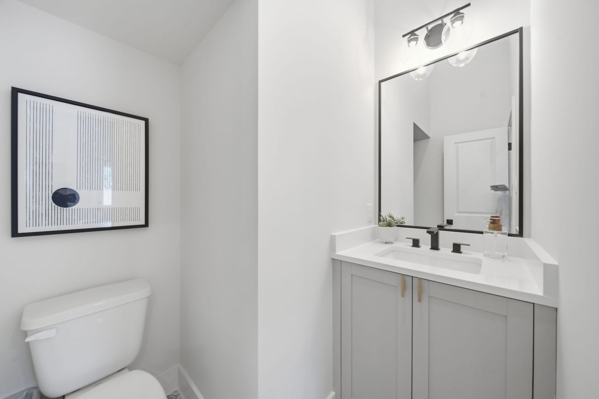5522 Wheatley Street, #C, Houston, TX 77091 Powder room located on first floor