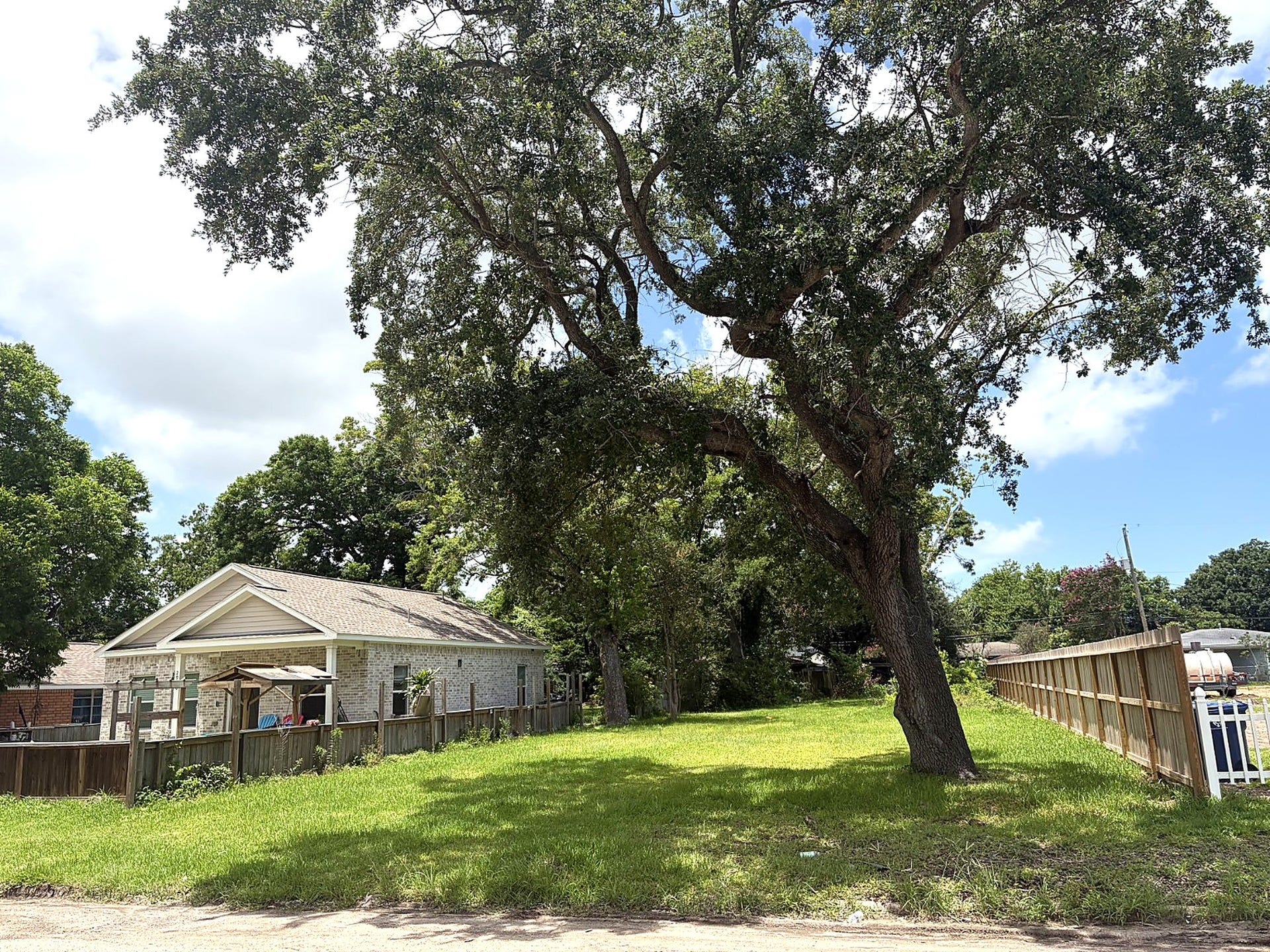 2930 3rd Avenue N, Texas City, TX 77590 2930 3rd Avenue N, Texas City, TX 77590
