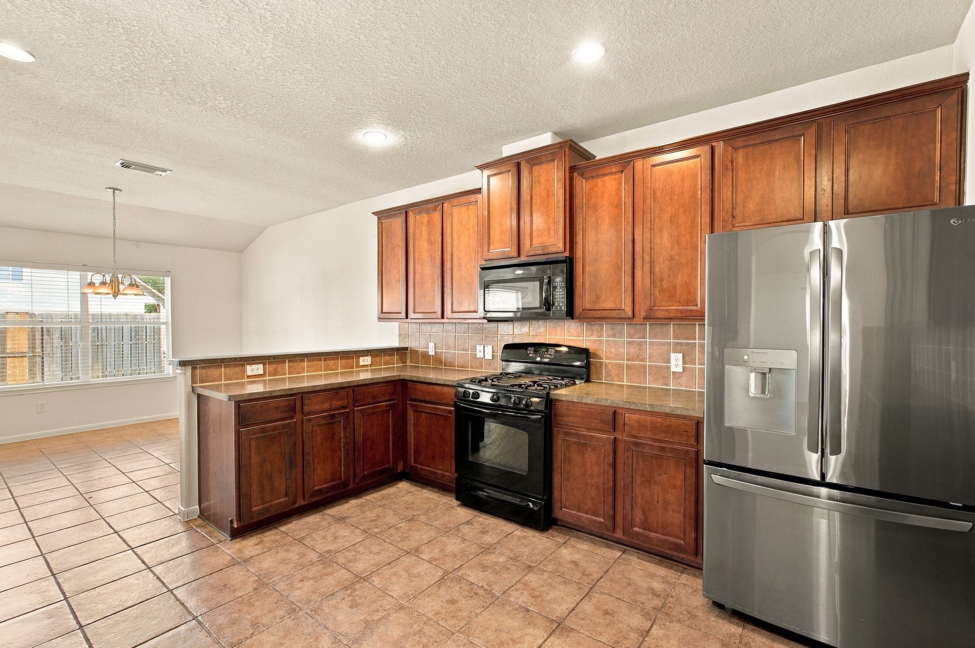 3012 Kings Isle Lane, Dickinson, TX 77539 New refrigerator incuded